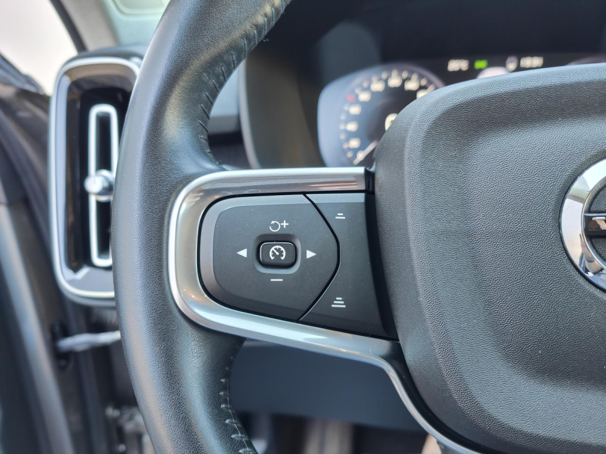 Volvo XC40 T3 GEARTRONIC CARPLAY GPS CAMERA ATTELAGE (2021) - Photo 25