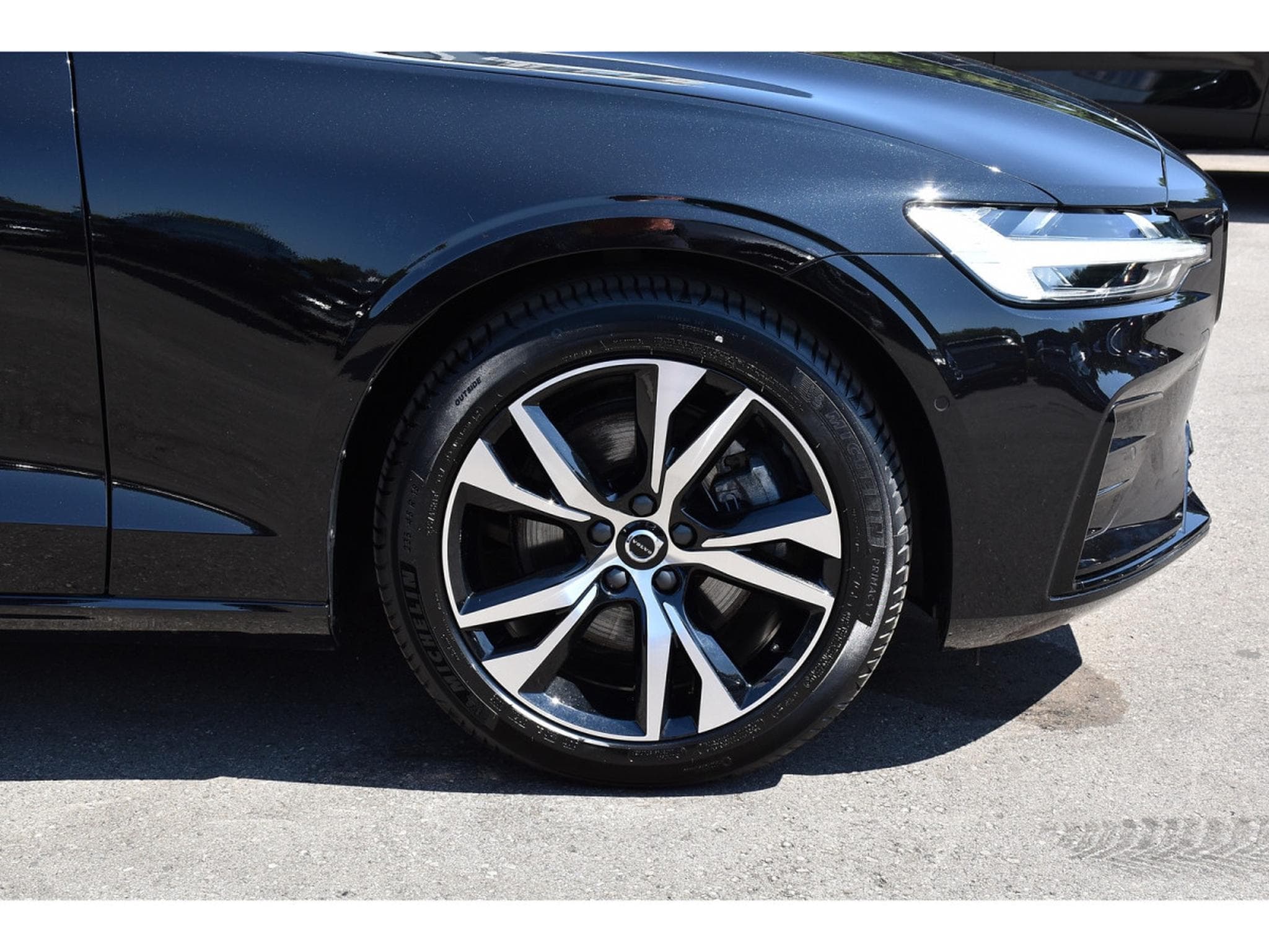 Volvo V60 2.0 B4 Plus Dark Geartronic PANO CUIR MEMO CAM360 HARMAN 1°M (2025) - Foto 5