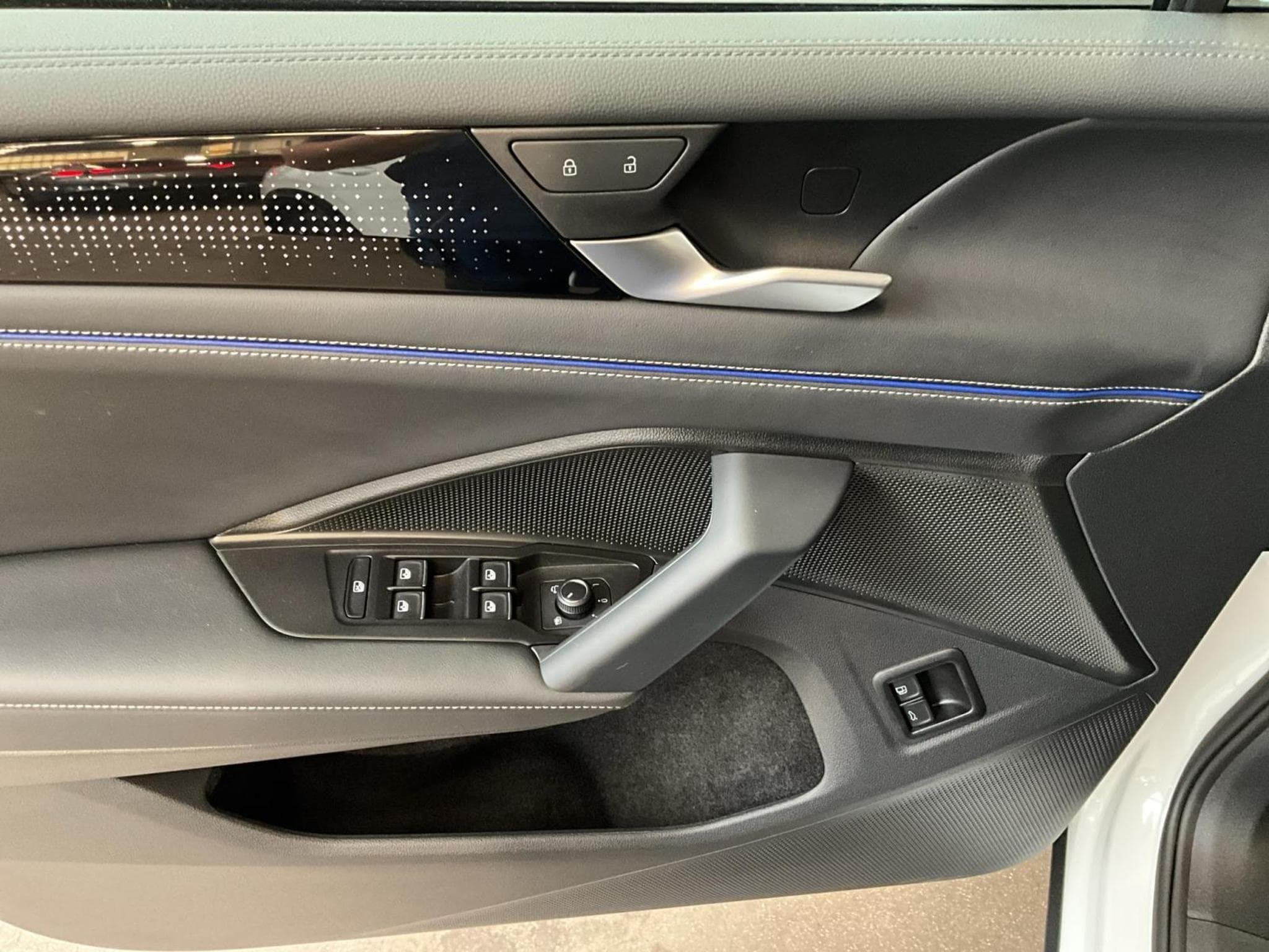 VW Tiguan R-Line+DSG+PHEV+Black-Style+Pano+AHK (2025) - Photo 14