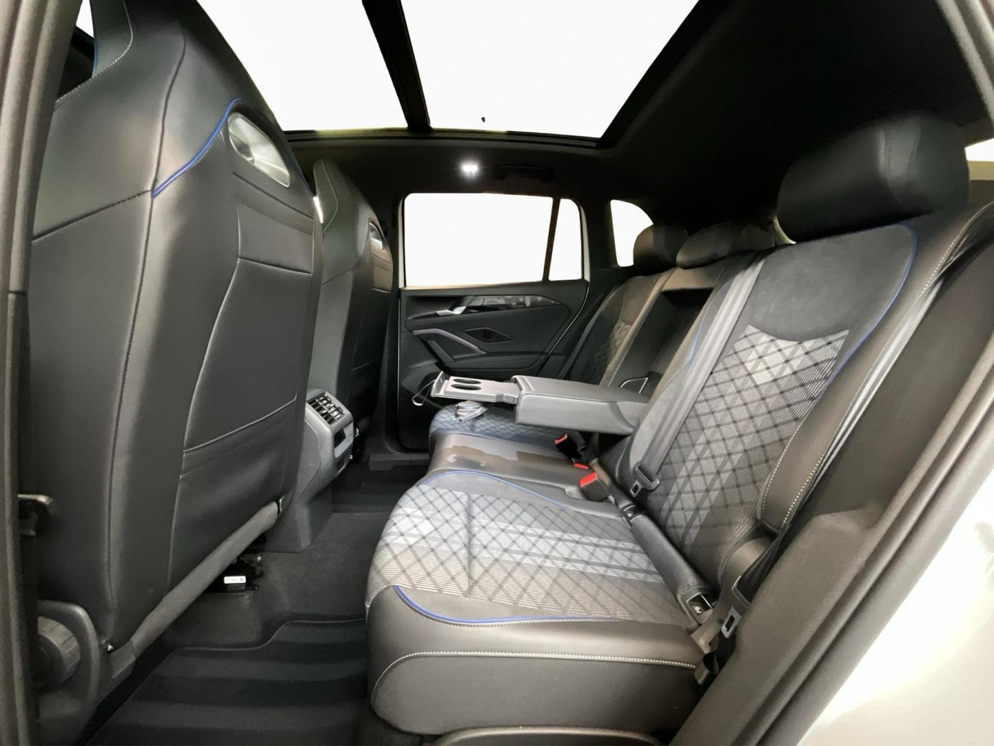 VW Tiguan R-Line+DSG+PHEV+Black-Style+Pano+AHK (2025) - Photo 16