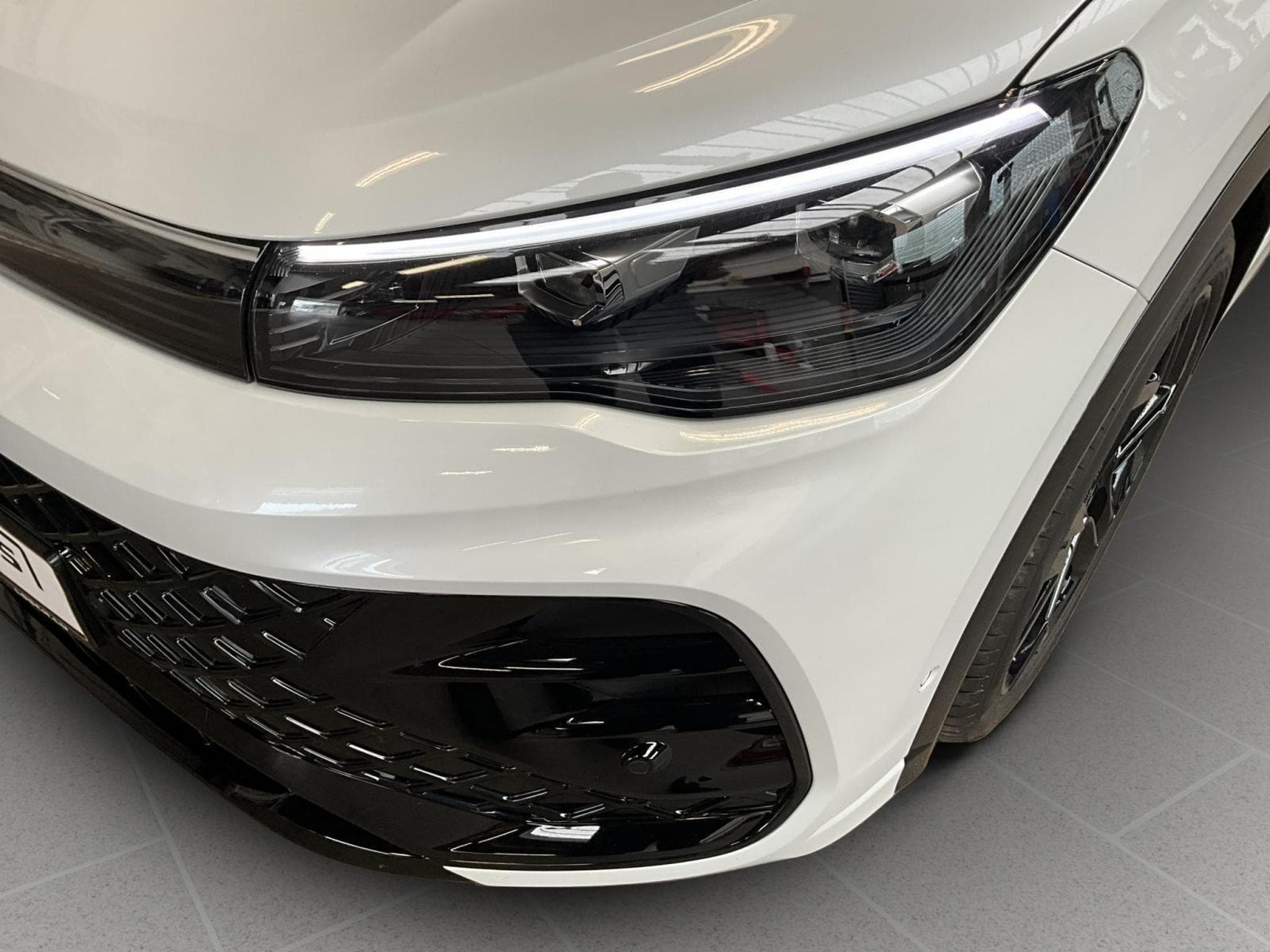 VW Tiguan R-Line+DSG+PHEV+Black-Style+Pano+AHK (2025) - Photo 18