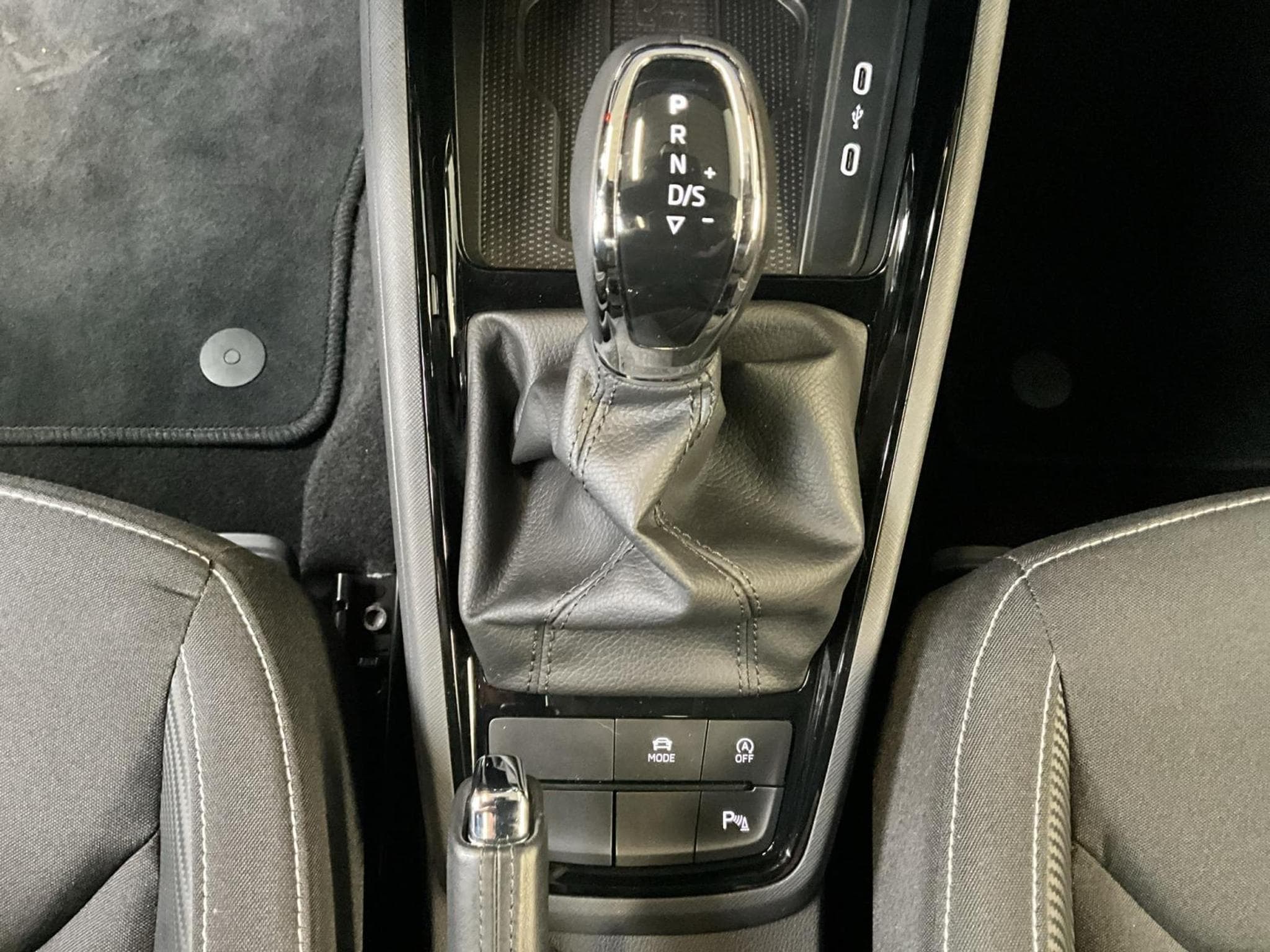Skoda Kamiq Monte-Carlo+DSG+LED+NAVI+Pano (2025) - Photo 12