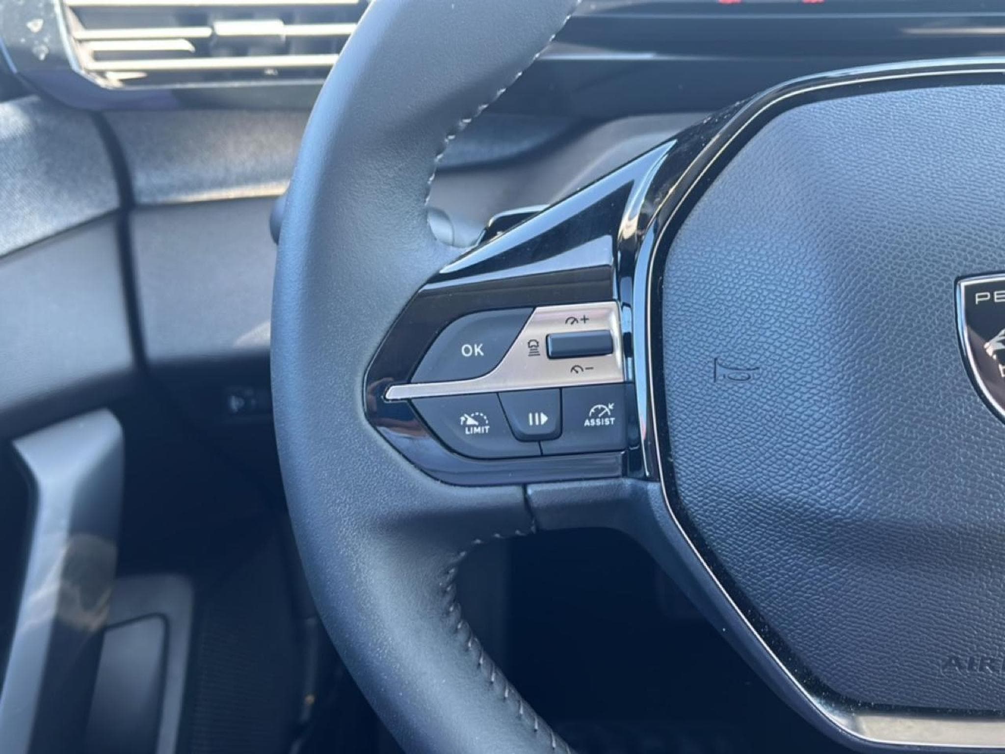 Peugeot 308 1.5 BLUEHDI 130 ALLURE EAT8 (2025) - Photo 15