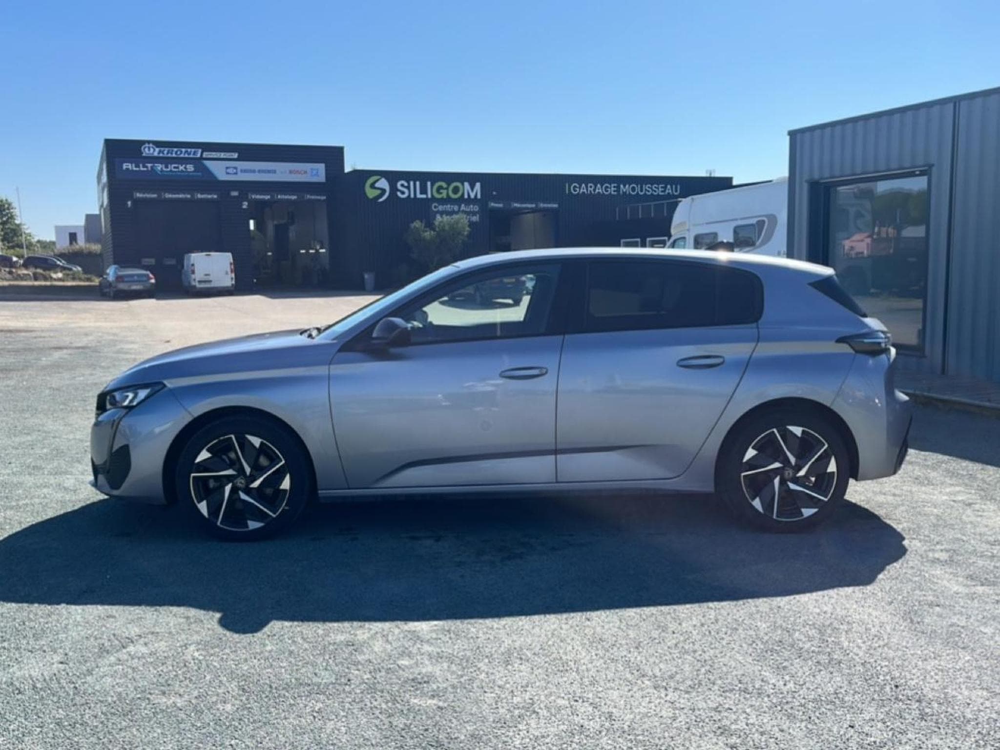 Peugeot 308 1.5 BLUEHDI 130 ALLURE EAT8 (2025) - Photo 8