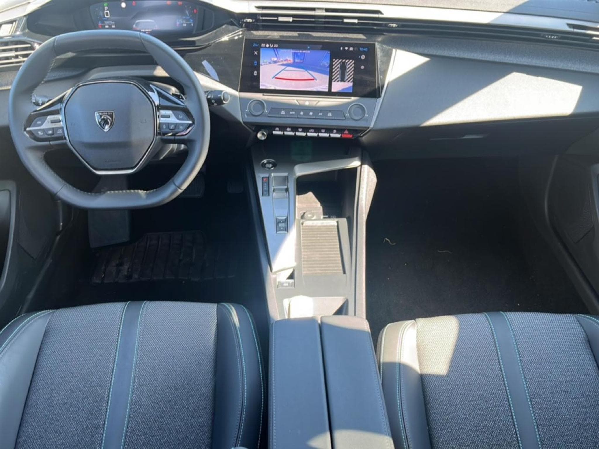 Peugeot 308 1.5 BLUEHDI 130 ALLURE EAT8 (2025) - Photo 9