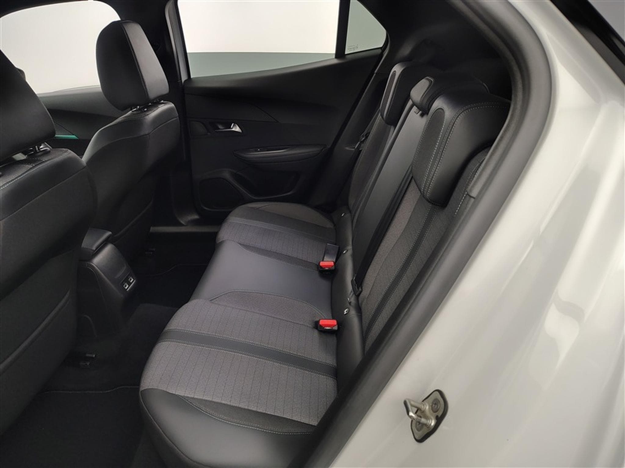 Peugeot 2008 1.2 PureTech 130Cv EAT8 Allure S-CUIR / NAVI / FULL LED (2023) - Foto 13