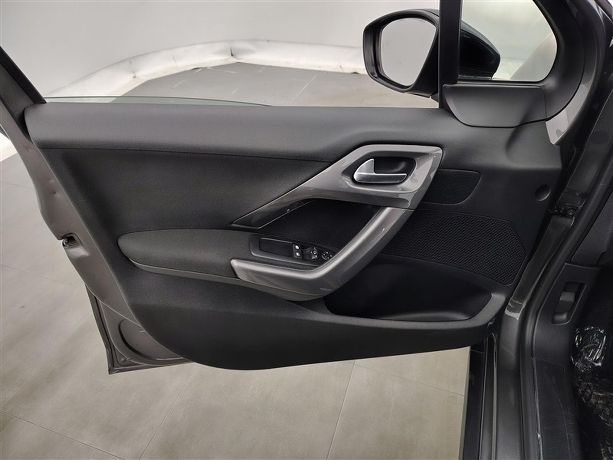 Peugeot 2008 1.2 PureTech 82Cv Active CLIM / BLUETOOTH / PDC (2019) - Foto 17