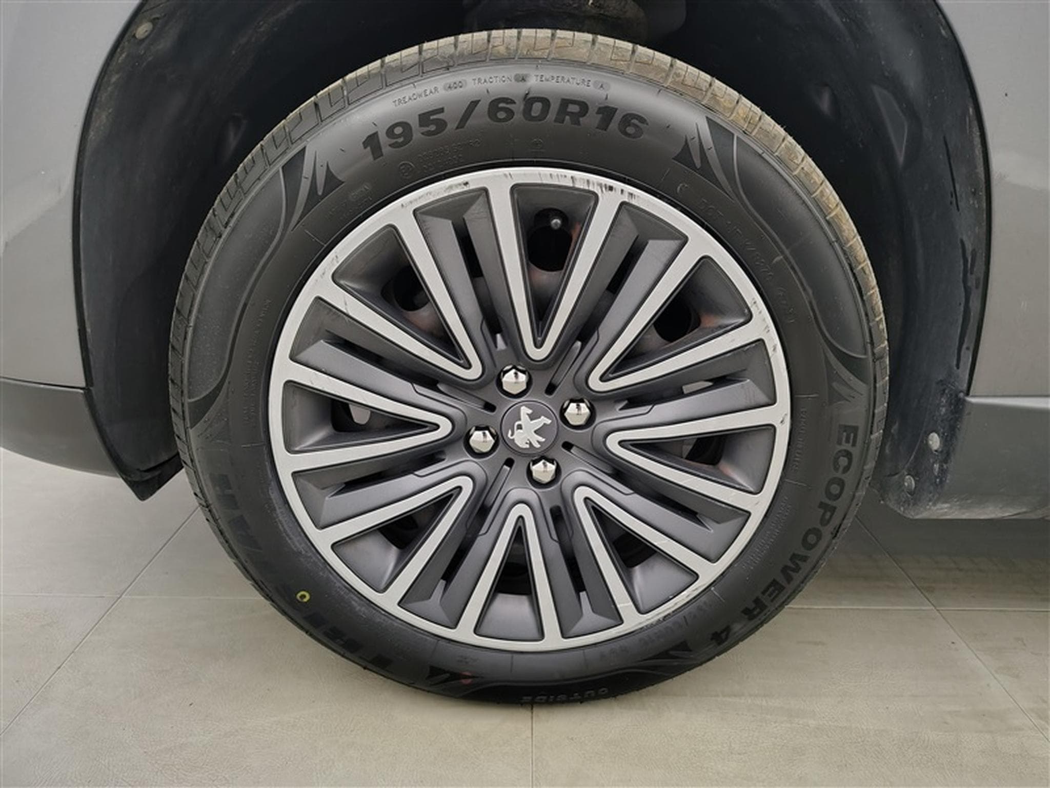 Peugeot 2008 1.2 PureTech 82Cv Active CLIM / BLUETOOTH / PDC (2019) - Foto 6