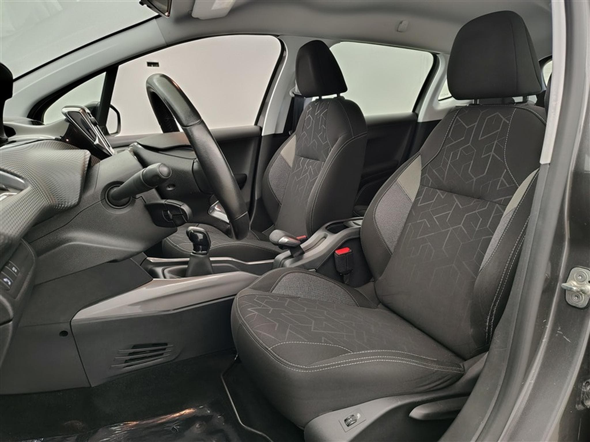 Peugeot 2008 1.2 PureTech 82Cv Active CLIM / BLUETOOTH / PDC (2019) - Foto 7