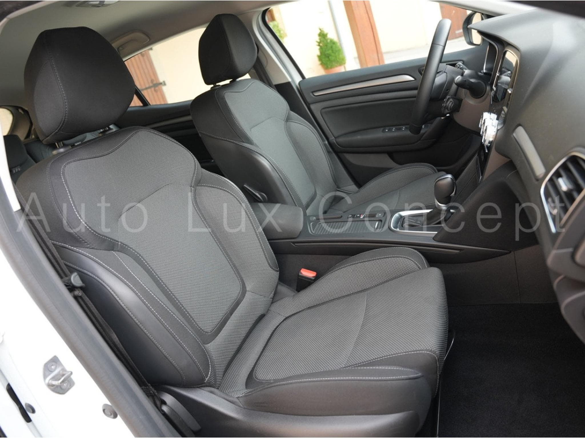 Renault Megane 1.5 dCi 115 EDC7 Equilibre (2024) - Foto 28