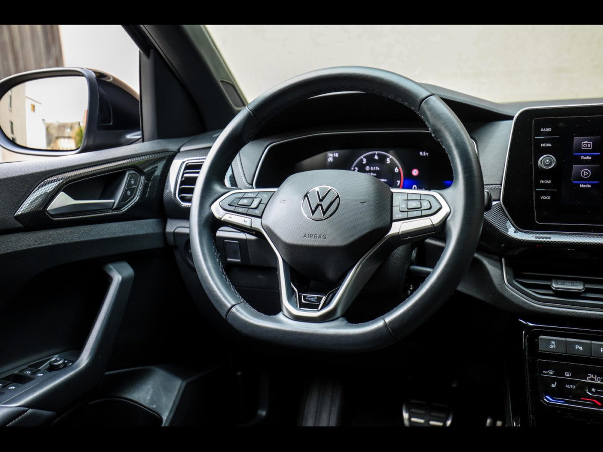 VW T-Cross 1.5 TSI 150 DSG R-LINE (2024) - Foto 16