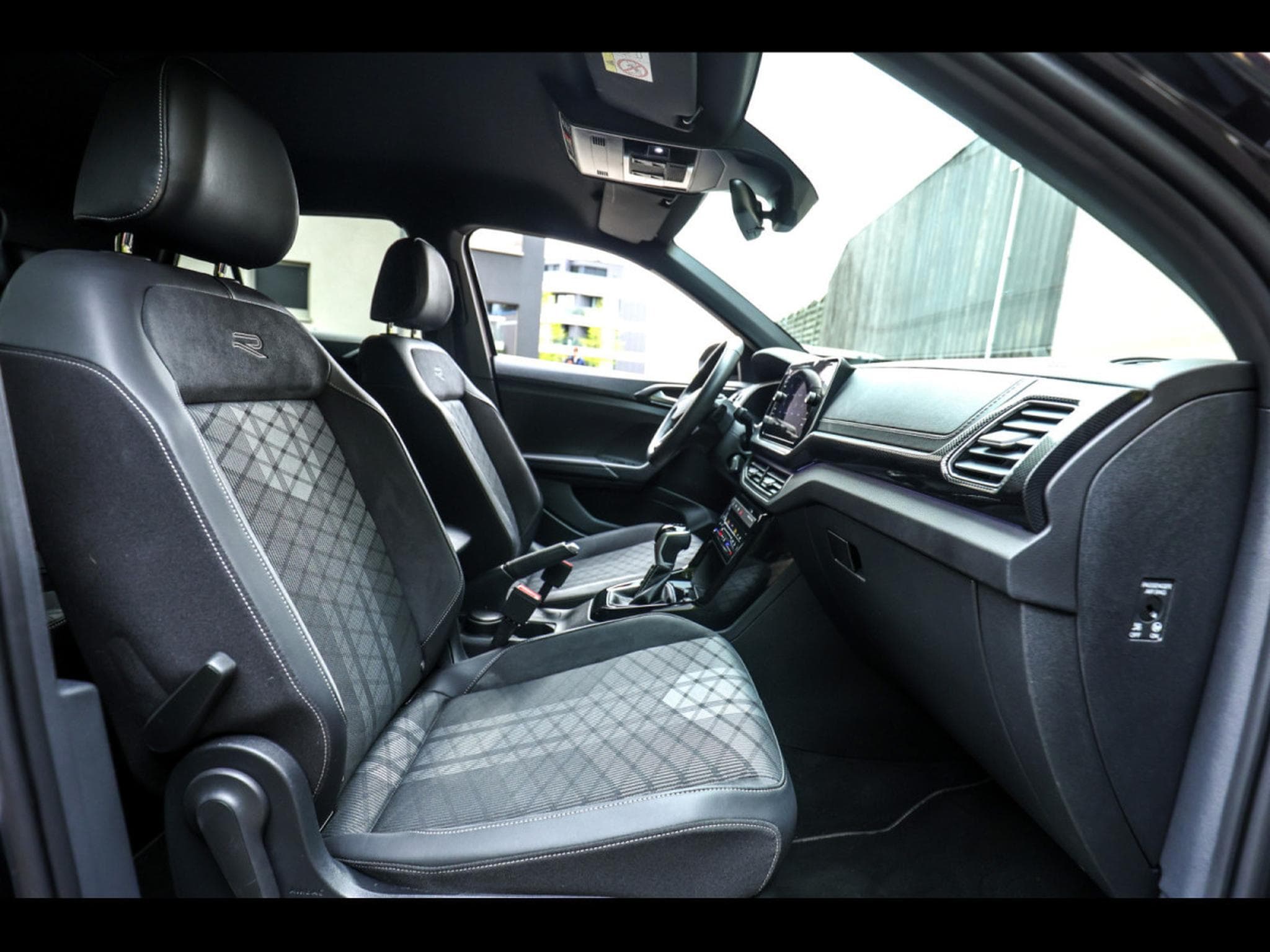 VW T-Cross 1.5 TSI 150 DSG R-LINE (2024) - Foto 19