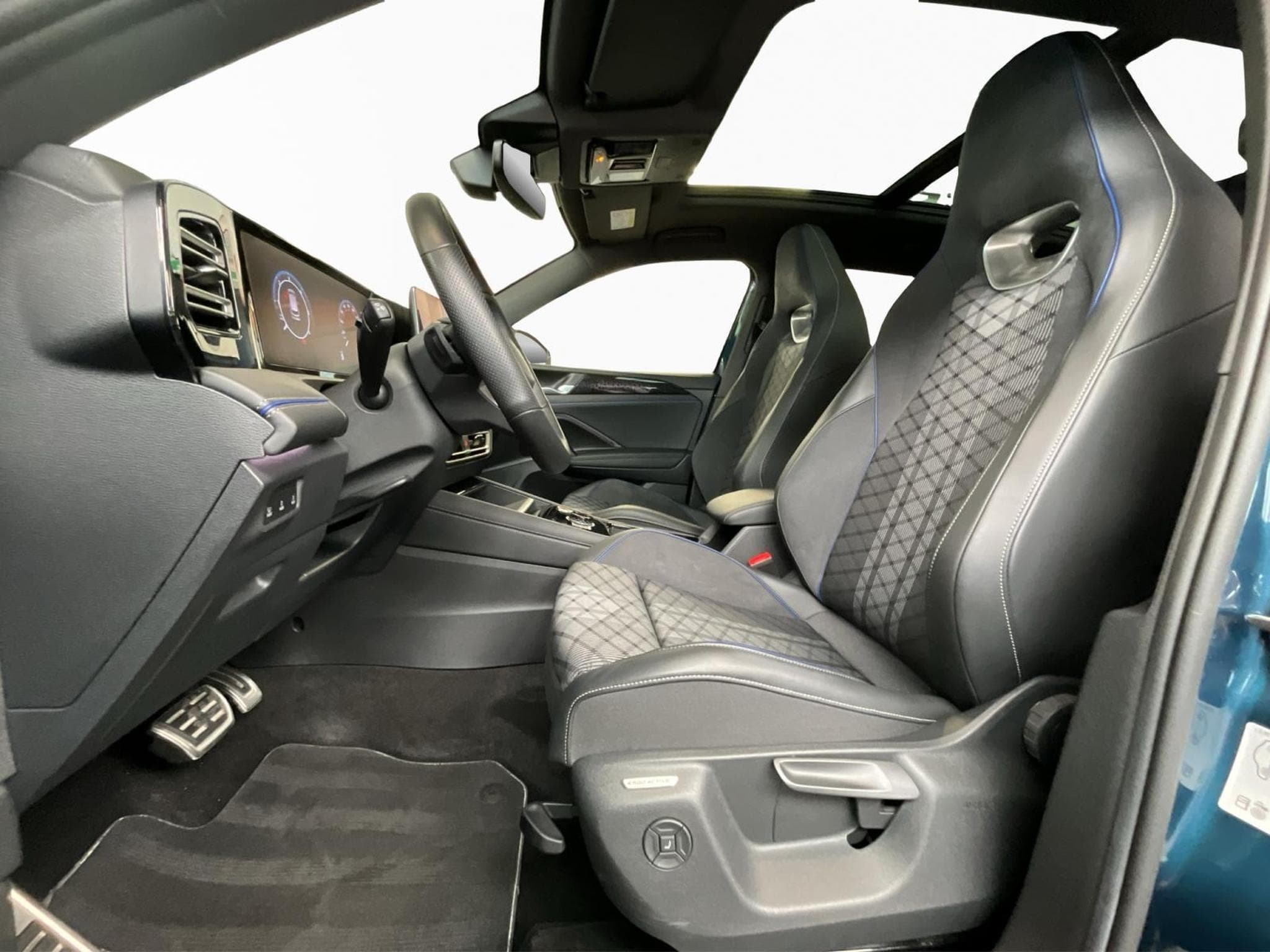 VW Tiguan R-Line+DSG+Harman+Black-Style+Pano+P.Assistance (2024) - Foto 9