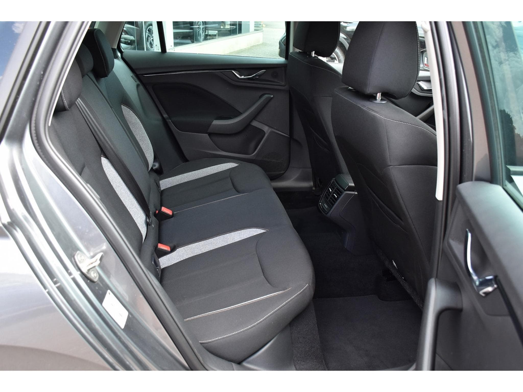 Skoda Kamiq 1.0 TSI 116 DSG Selection REGUL SMARTLINK CAM KEYLESS NEUF (2025) - Foto 8