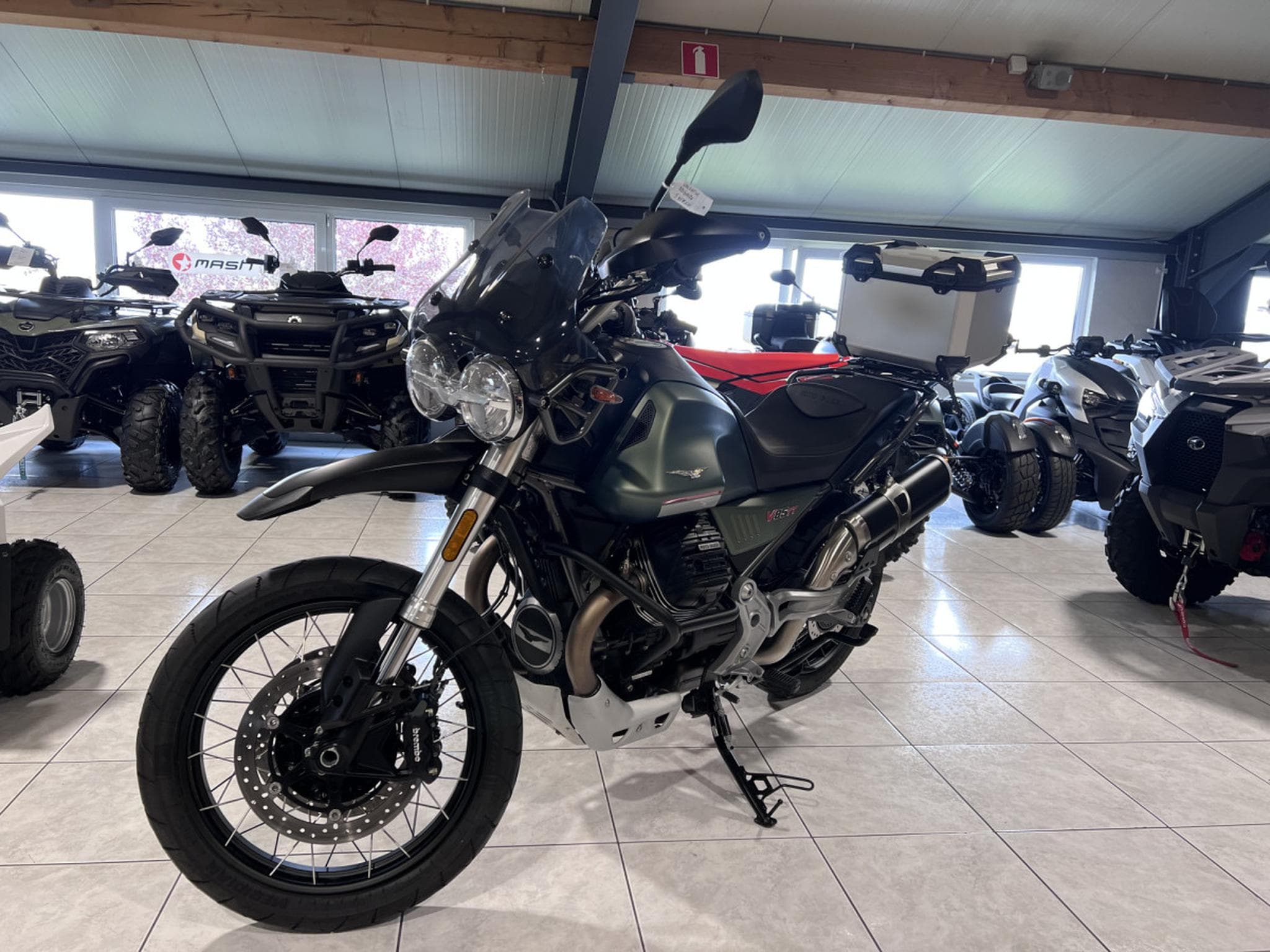 Moto Guzzi V85 TT  Strada (2023) - Photo 2