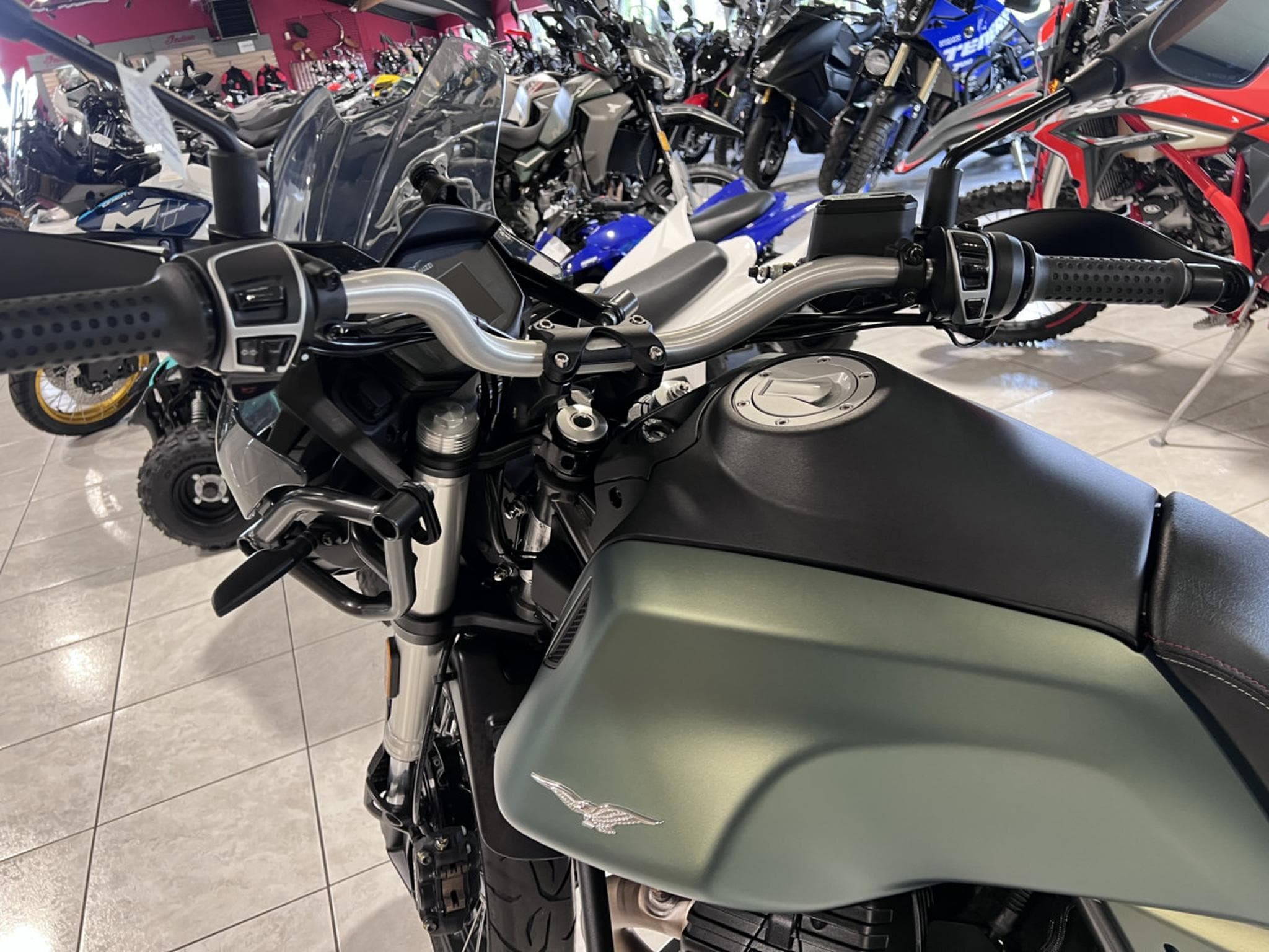 Moto Guzzi V85 TT  Strada (2023) - Photo 7