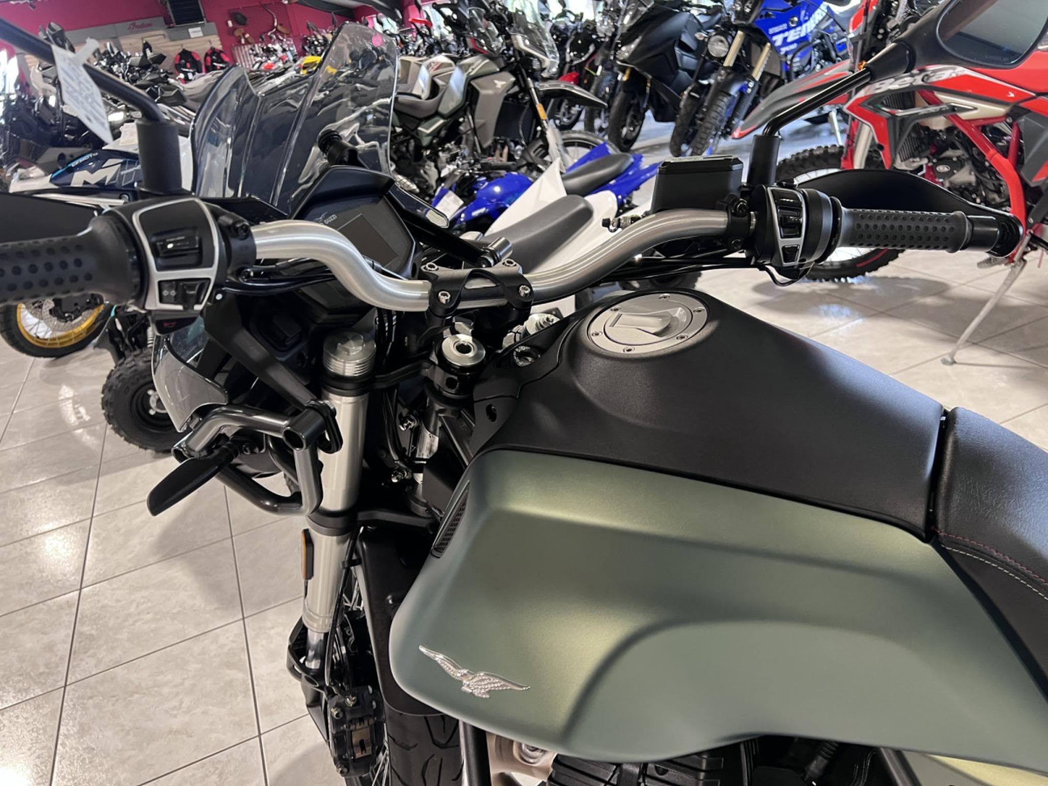 Moto Guzzi V85 TT  Strada (2023) - Photo 8