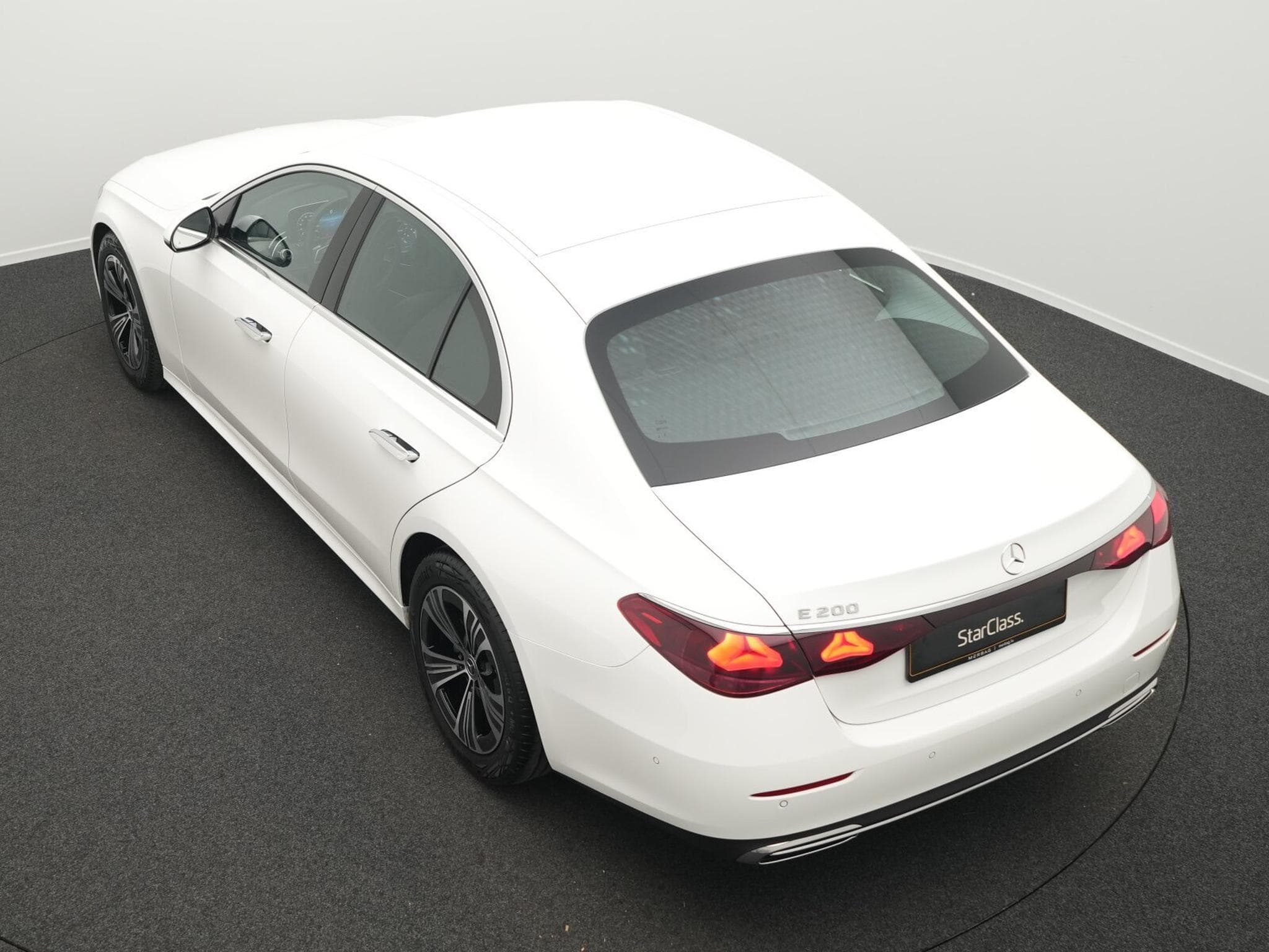Mercedes E 200 Avantgarde LED+Kamera+Totw+MBUX (2025) - Foto 11