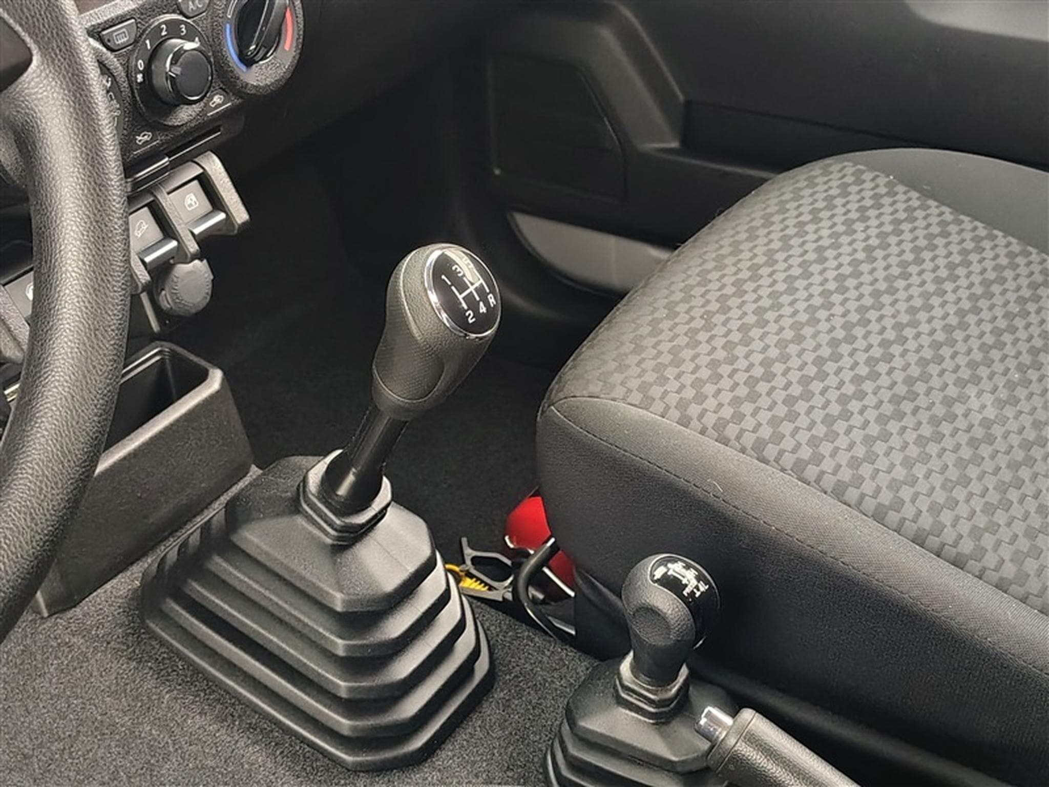 Suzuki Jimny 1.5i 4x4 GL CLIM / BLUETOOTH / LIMITEUR (2024) - Foto 12