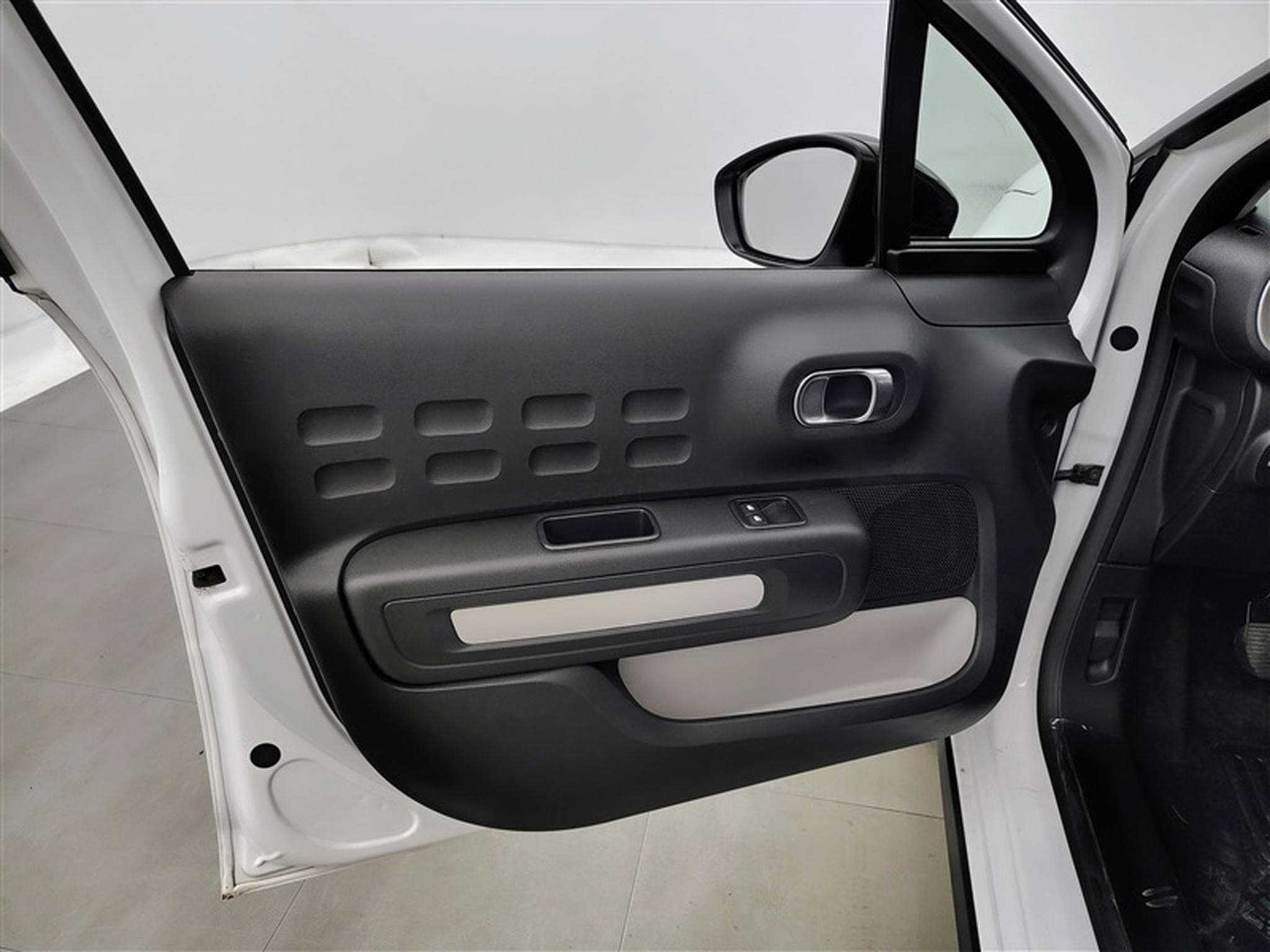 Citroen C3 1.2i PureTech Shine S&S (EU6.4) (2022) - Foto 16