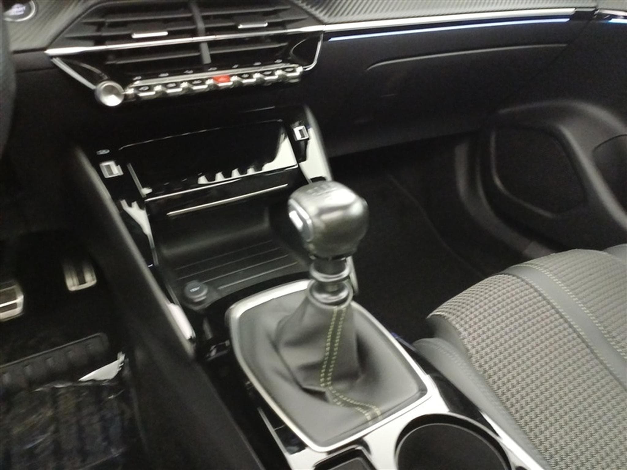 Peugeot 2008 1.2 PureTech GT Line PANO/CAM/CARPLAY (2021) - Photo 13