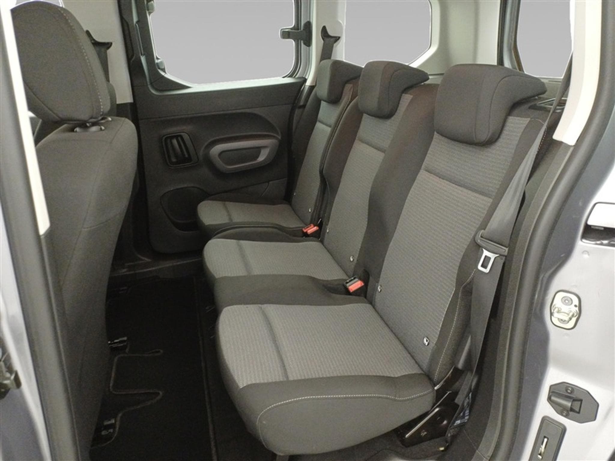 Toyota Proace 1.5 D-4D Active S/S (EU6.3) (2023) - Photo 13