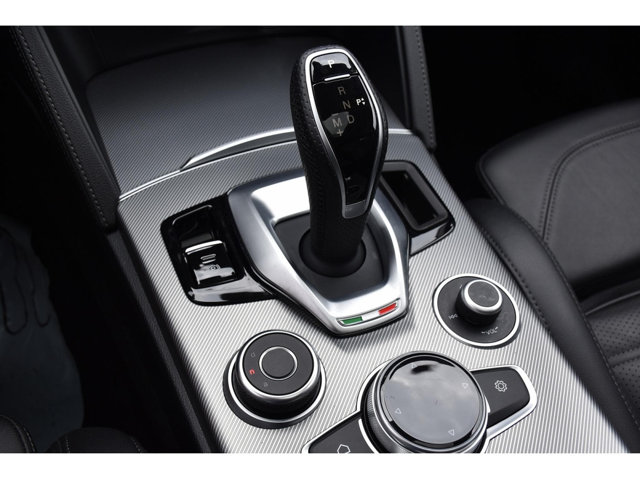 Alfa-Romeo Stelvio 2.0T Q4 Sprint TO CUIR MEMO ACC SIDE LANE GPS CAM 1° MAIN (2020) - Photo 18