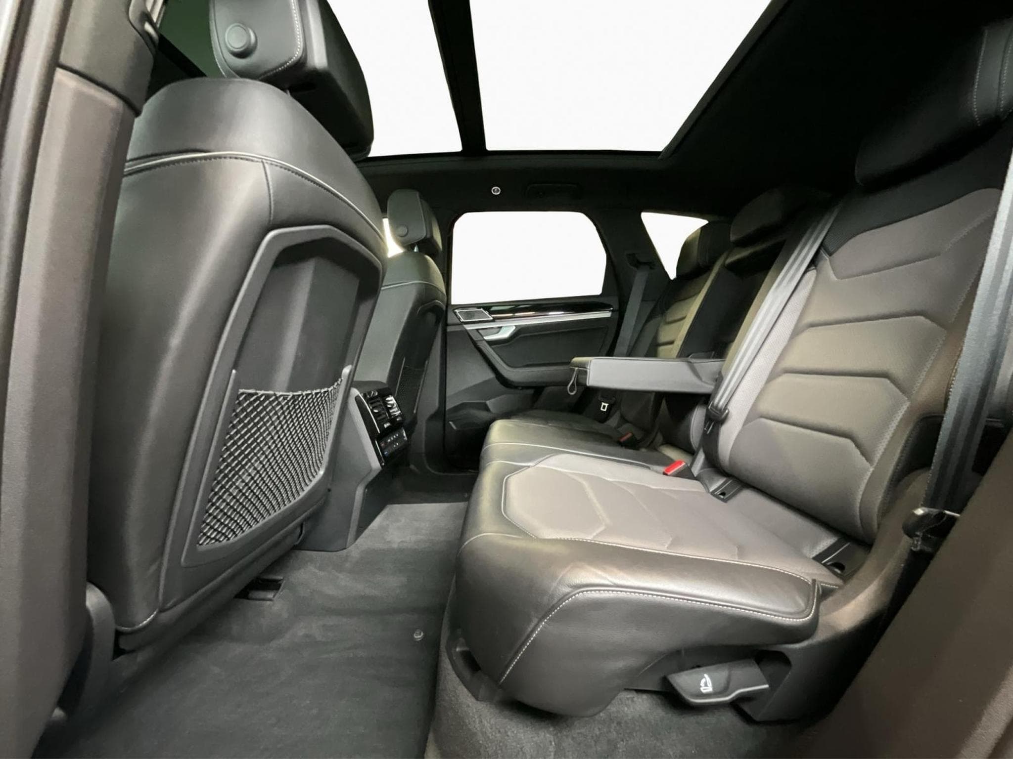 VW Touareg R-Line+V6+4M+DSG+Black-Style+Pano+AHK+Stand-H.+Luft. (2021) - Foto 16