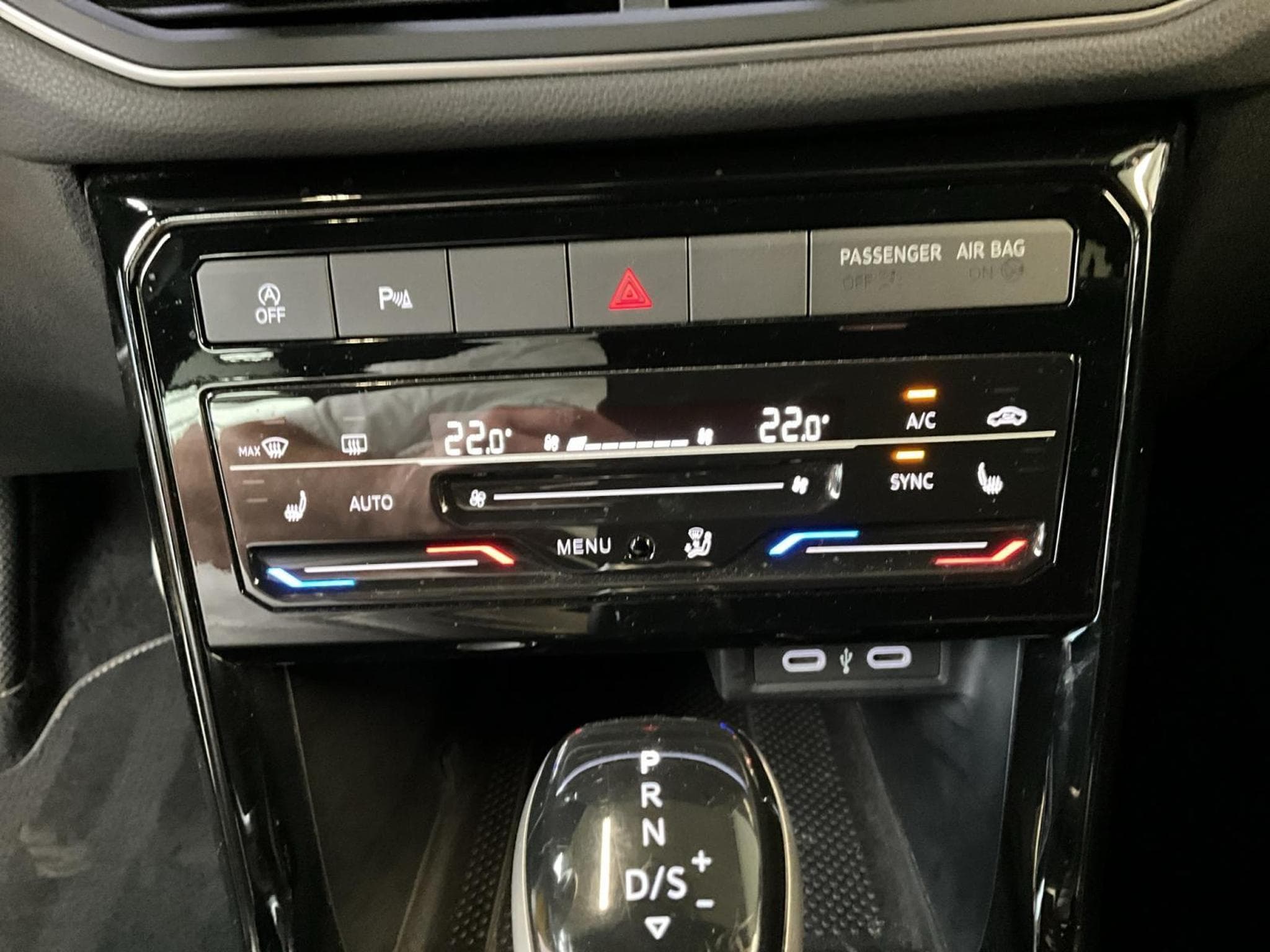 VW T-Cross R-Line+DSG+IQ-Light+RearView+Navi+AHK (2024) - Foto 19
