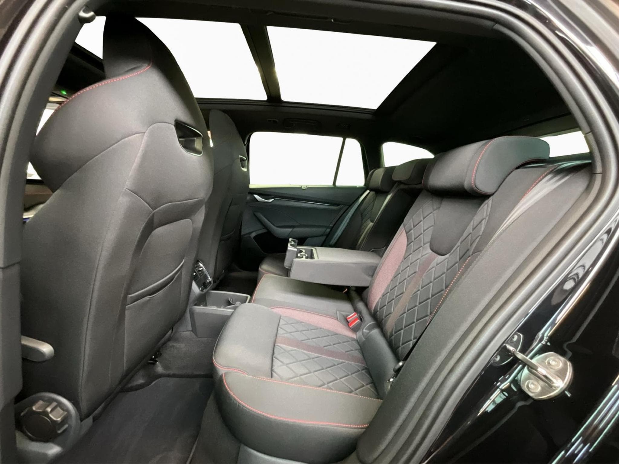 Skoda Octavia RS+DSG+Pano+AHK+P.Comfort+P.Simply-Clever (2025) - Foto 16