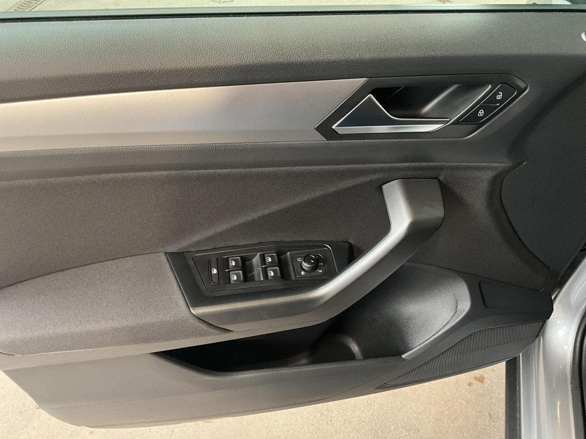 VW T-Roc Life+DSG+P.Travel+P.Select+RearView+LED (2025) - Foto 14
