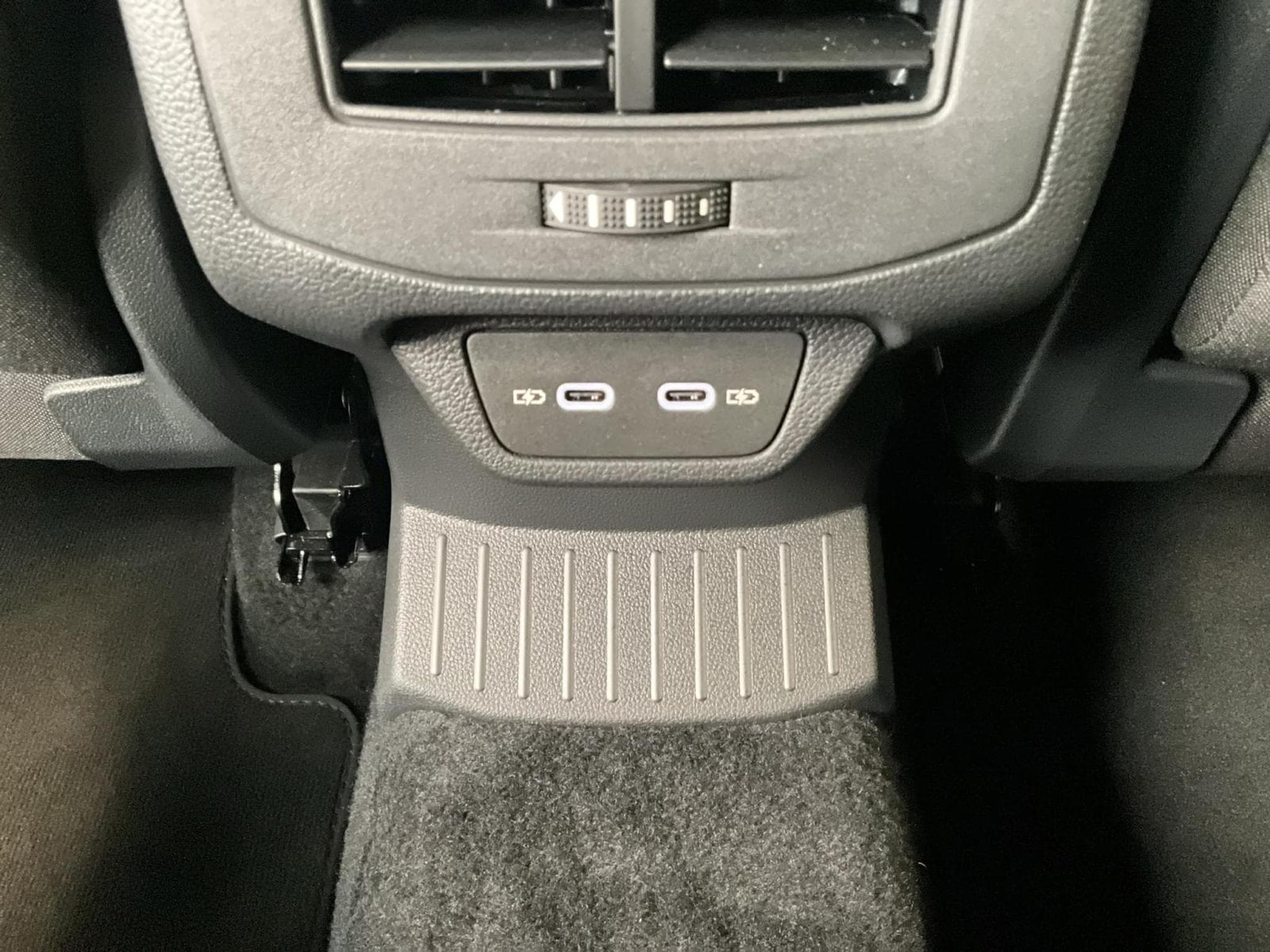 VW T-Roc Life+DSG+P.Travel+P.Select+RearView+LED (2025) - Foto 20