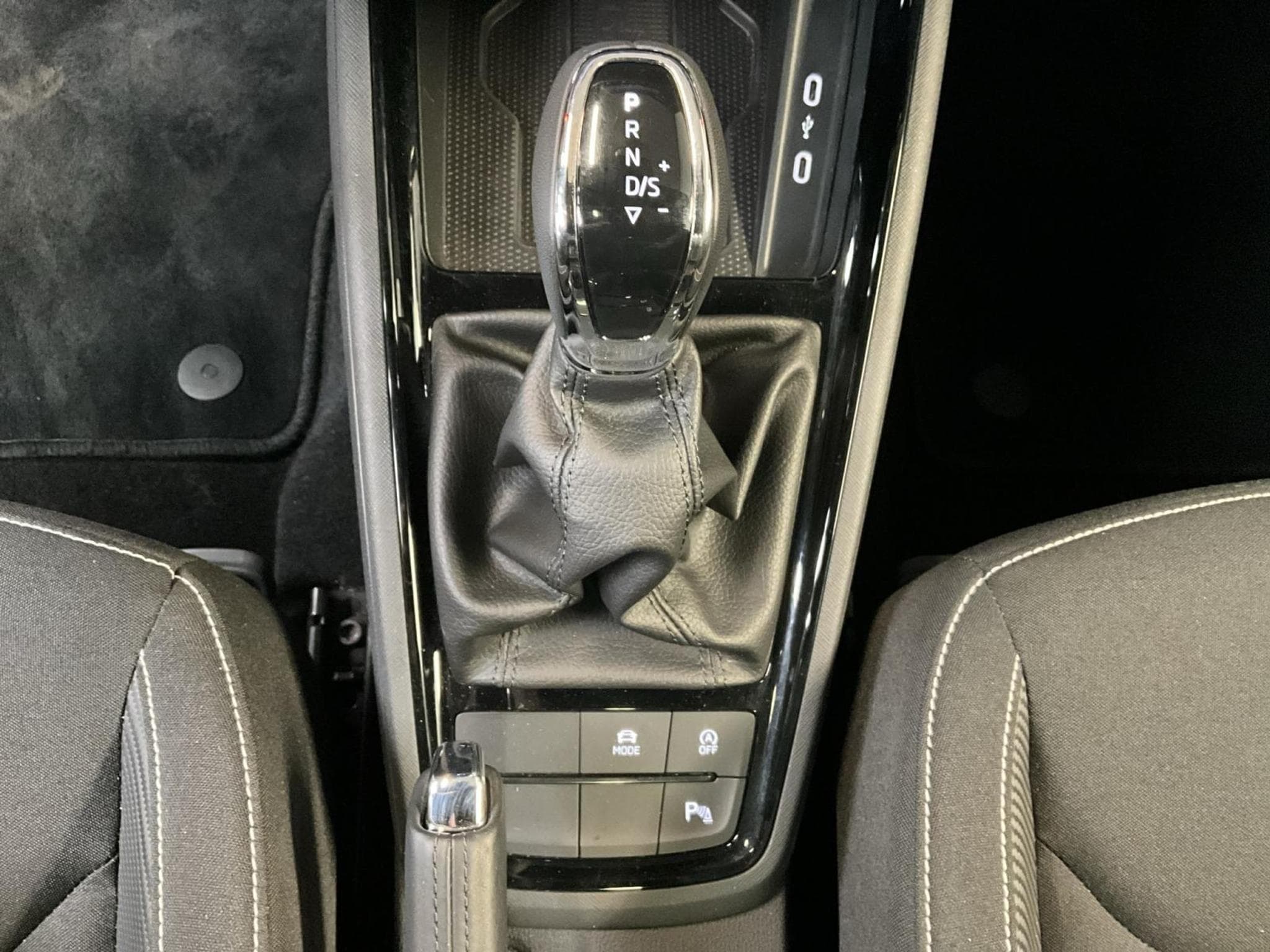 Skoda Scala Monte-Carlo+LED+NAVI+PANO+LM17+DAB (2025) - Foto 12