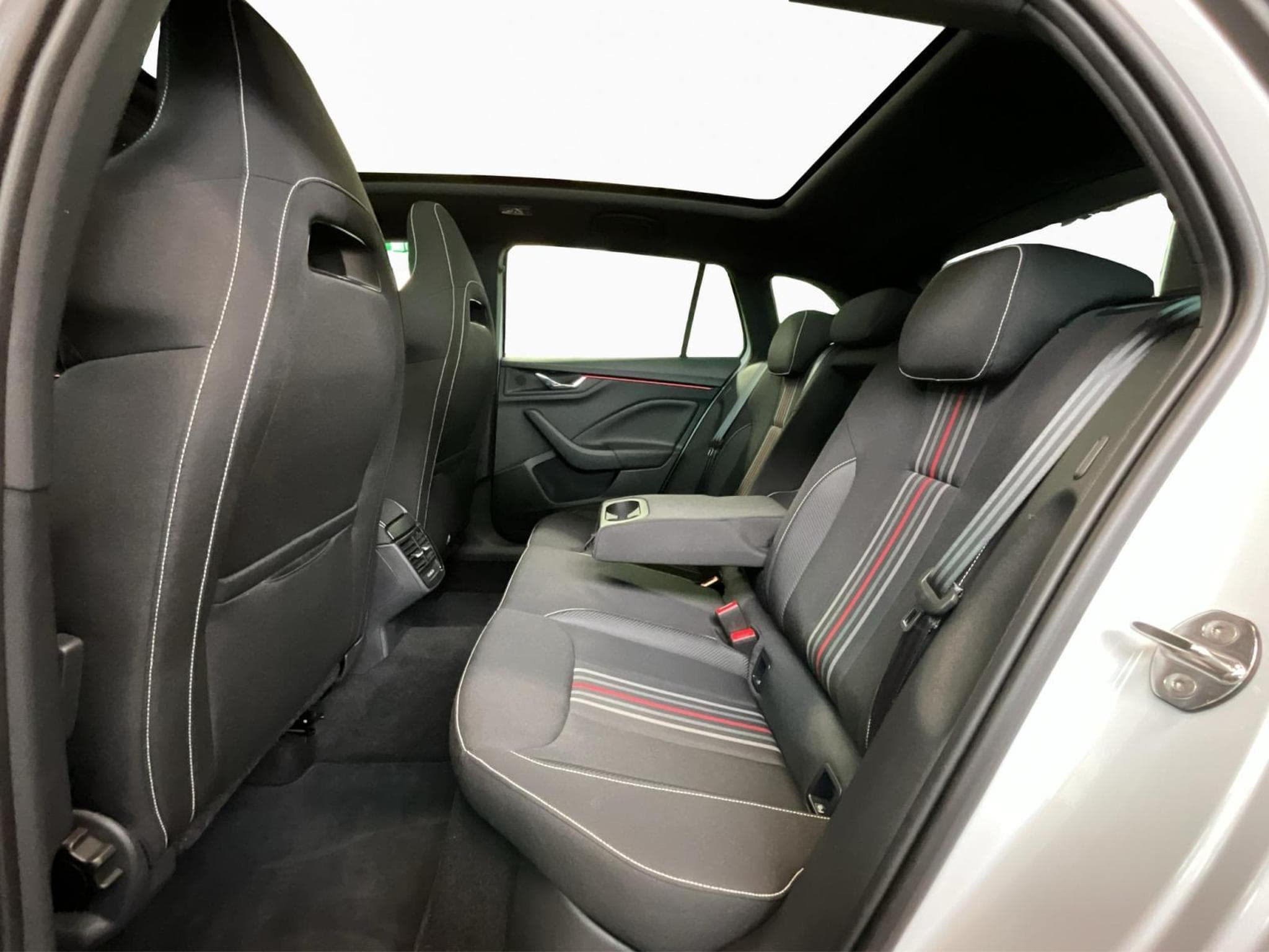 Skoda Scala Monte-Carlo+LED+NAVI+PANO+LM17+DAB (2025) - Foto 16