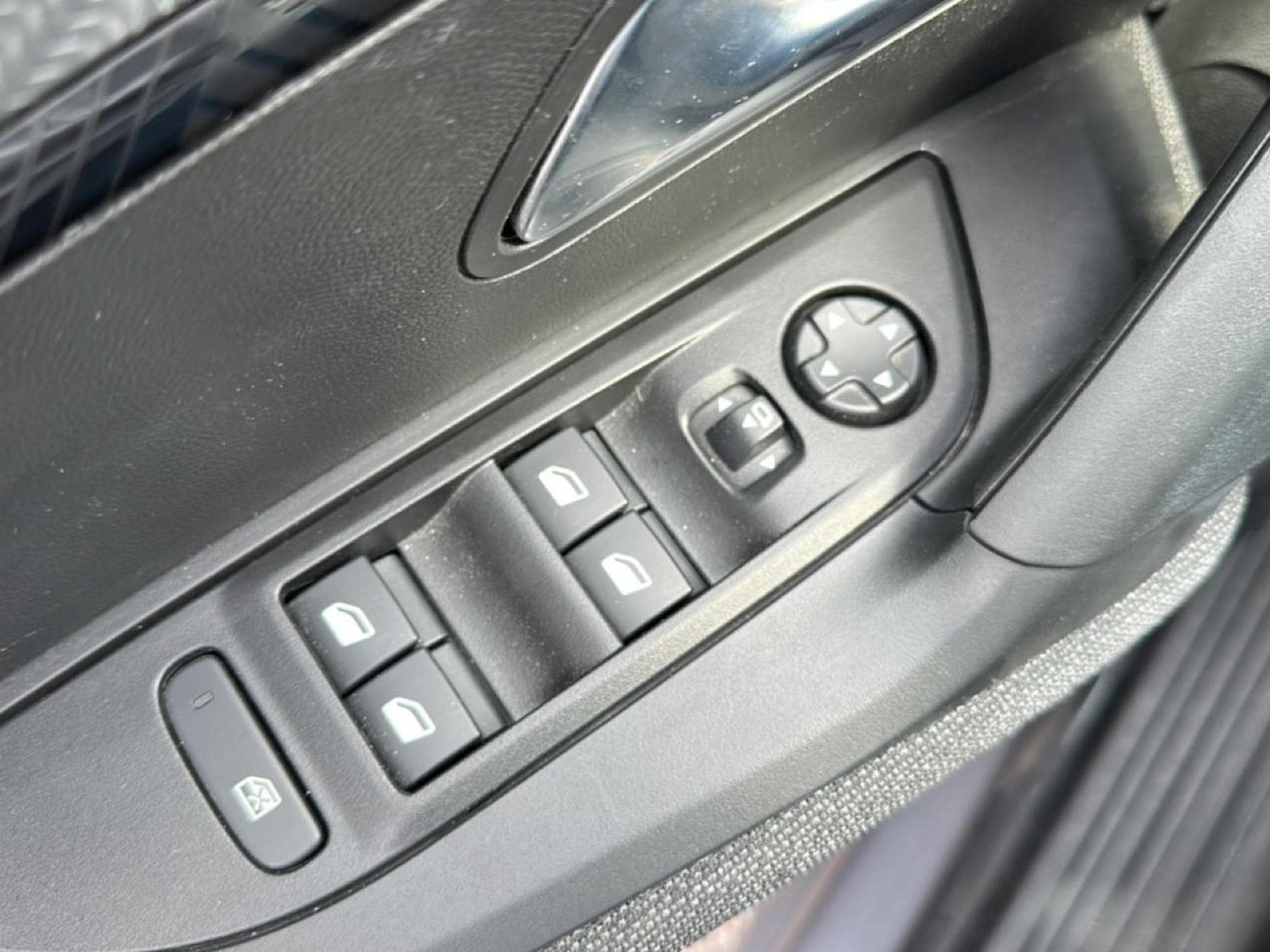 Peugeot 2008 1.2 HYBRID 145 STYLE E-DCS6 (2025) - Photo 16
