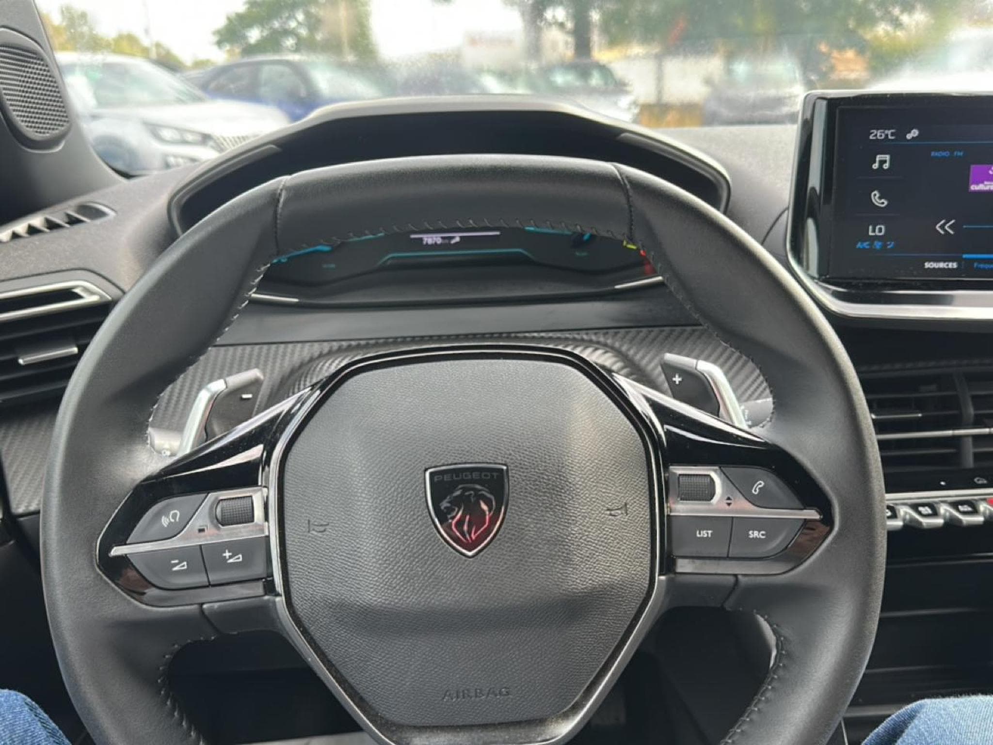 Peugeot 2008 1.2 HYBRID 145 STYLE E-DCS6 (2025) - Photo 17