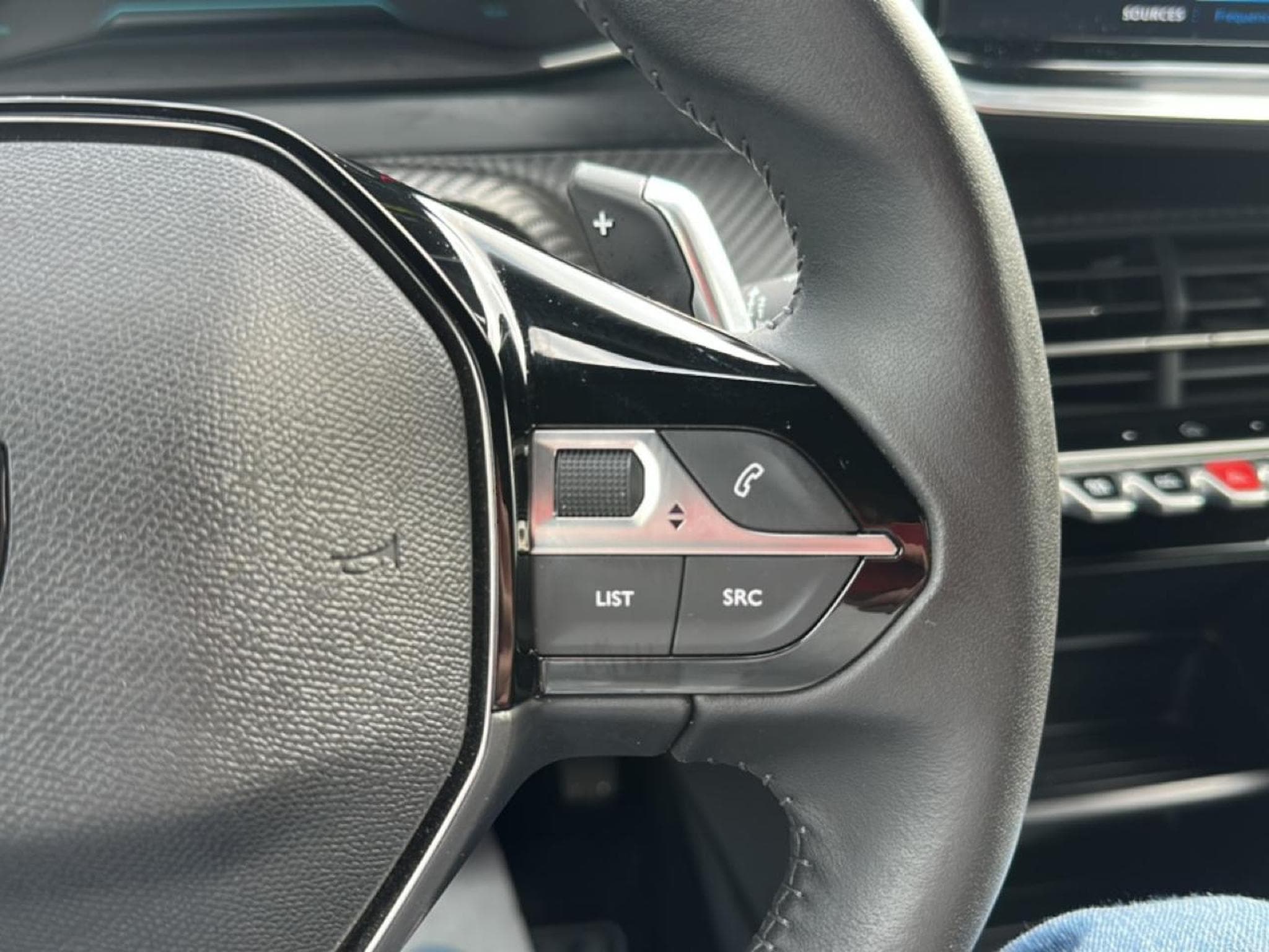 Peugeot 2008 1.2 HYBRID 145 STYLE E-DCS6 (2025) - Photo 18