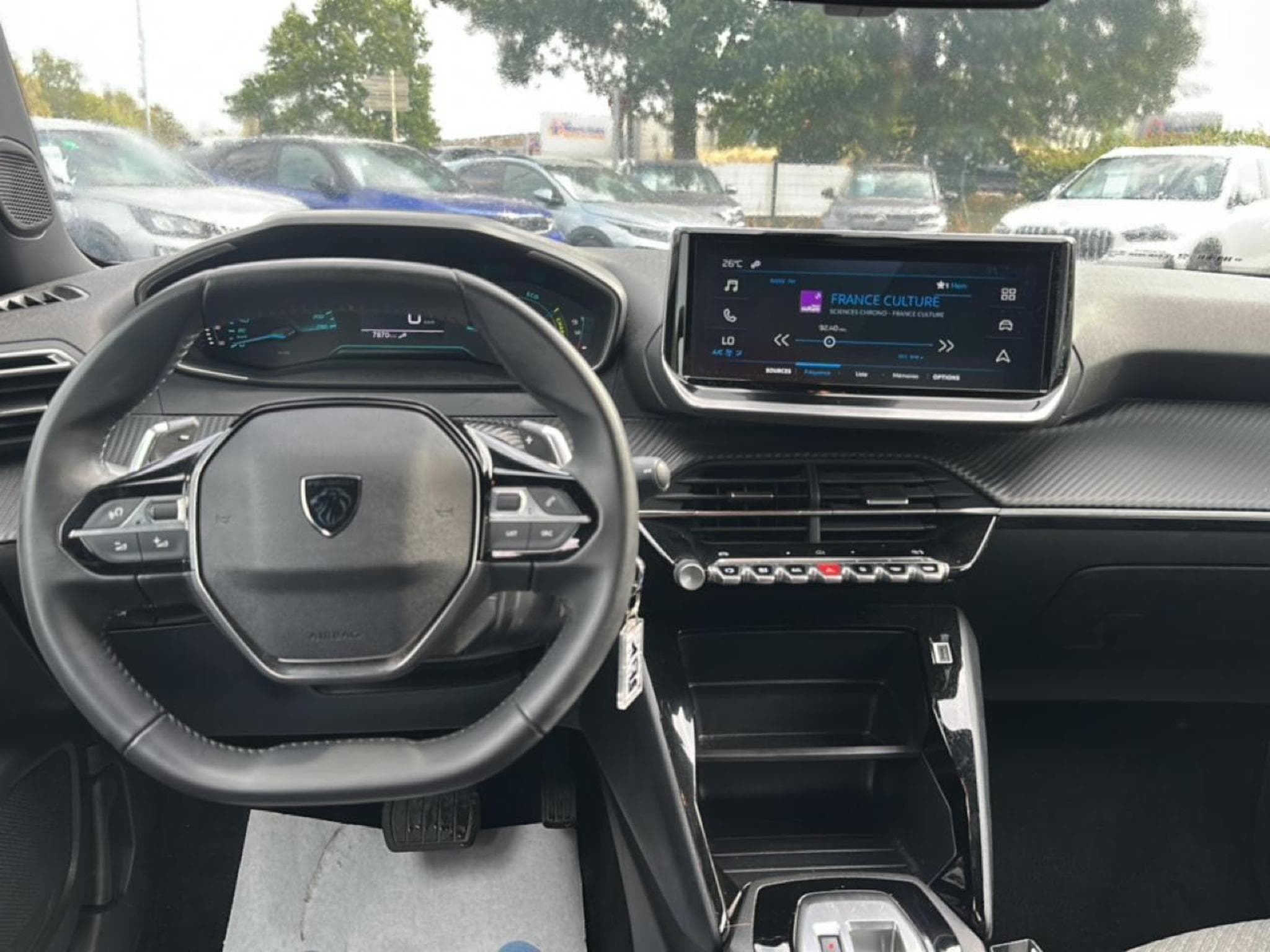 Peugeot 2008 1.2 HYBRID 145 STYLE E-DCS6 (2025) - Photo 10