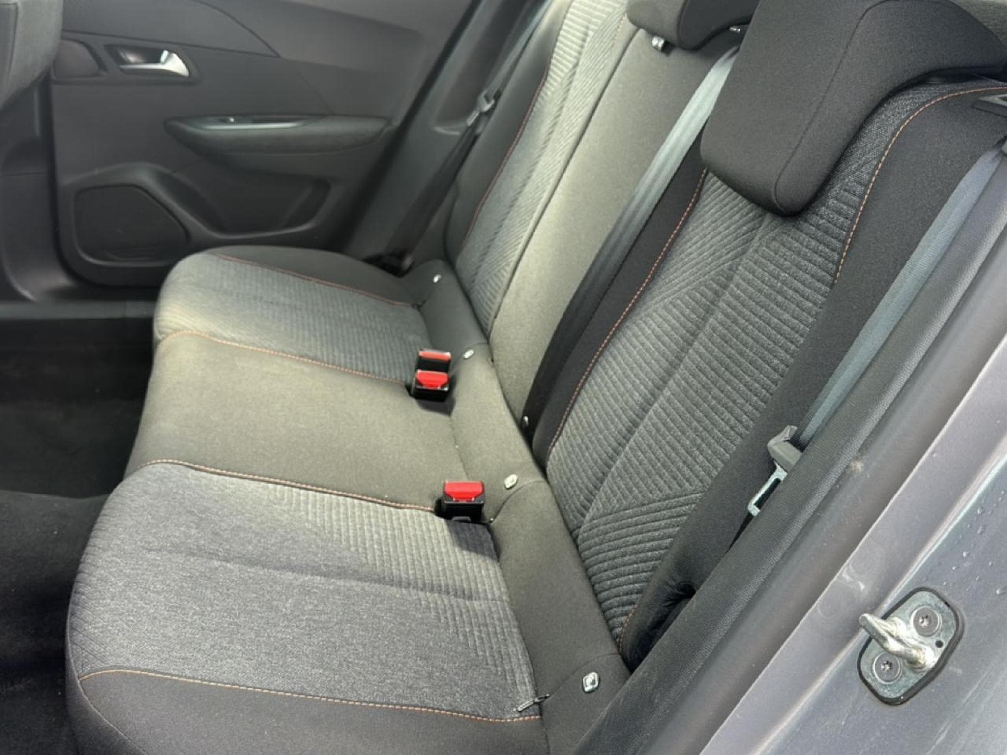 Peugeot 2008 1.2 HYBRID 145 STYLE E-DCS6 (2025) - Photo 11