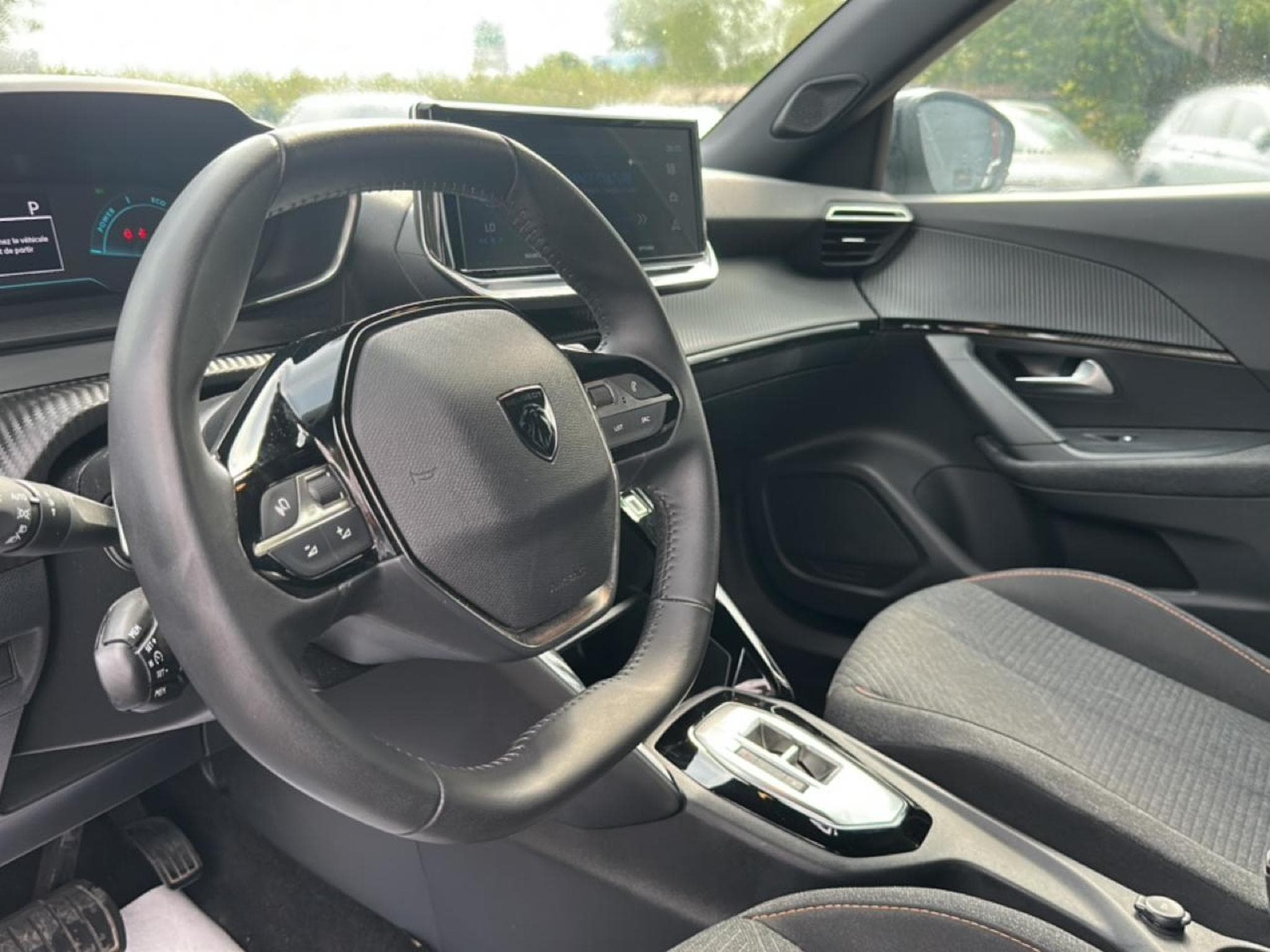 Peugeot 2008 1.2 HYBRID 145 STYLE E-DCS6 (2025) - Photo 15