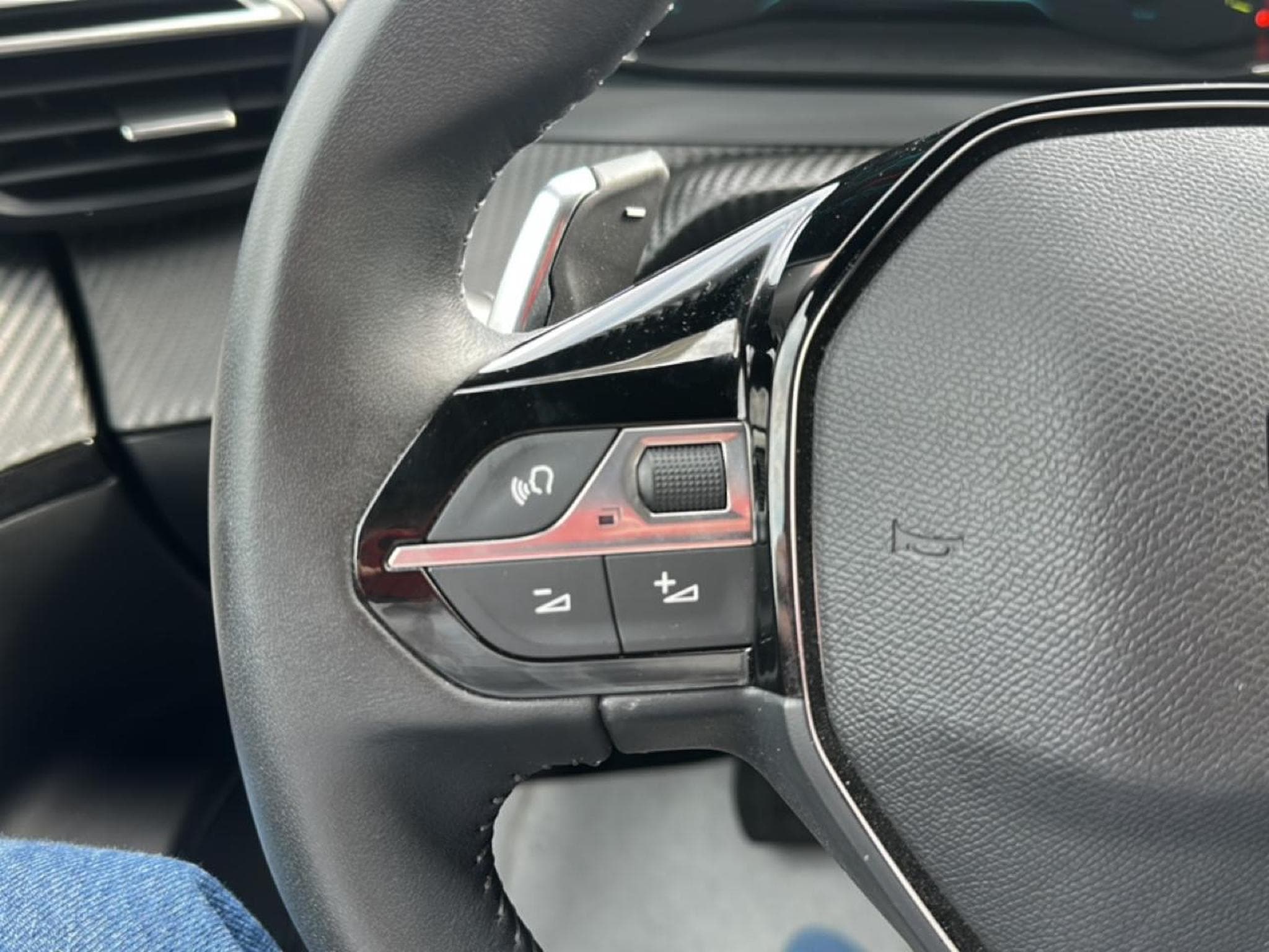 Peugeot 2008 1.2 HYBRID 145 STYLE E-DCS6 (2025) - Photo 19