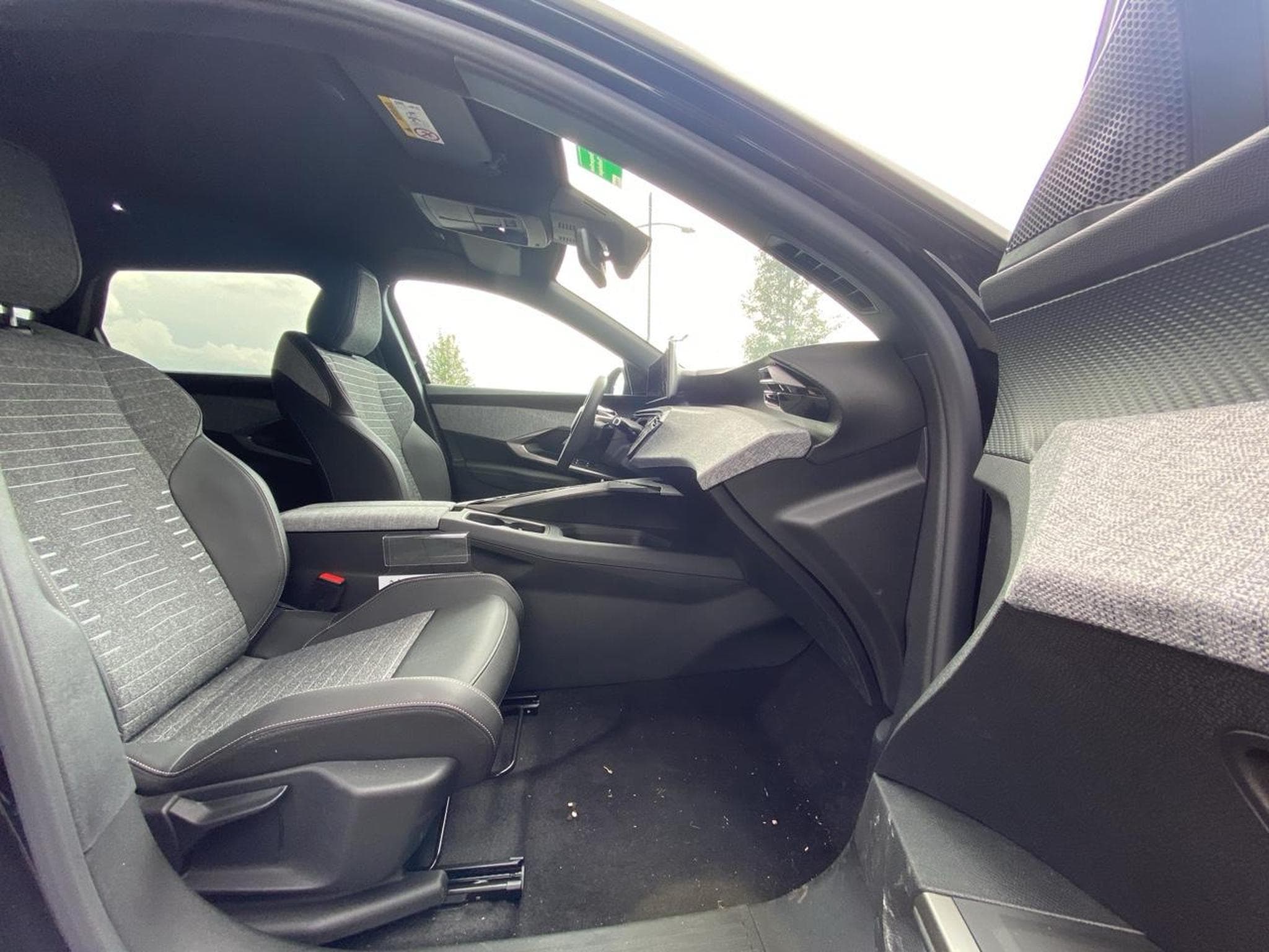 Peugeot 5008 HYBRID 145 ALLURE E-DCS6 (2025) - Photo 11
