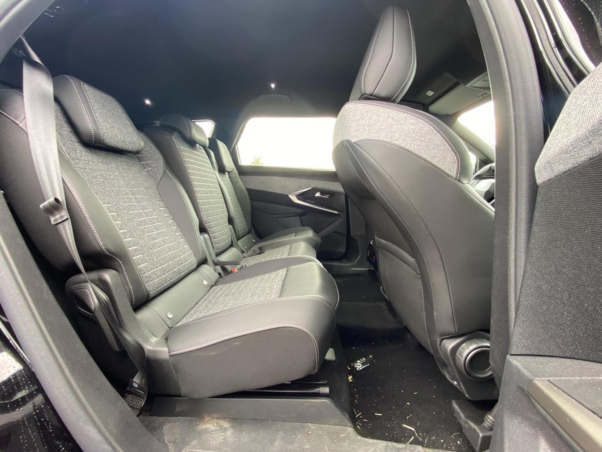 Peugeot 5008 HYBRID 145 ALLURE E-DCS6 (2025) - Photo 13