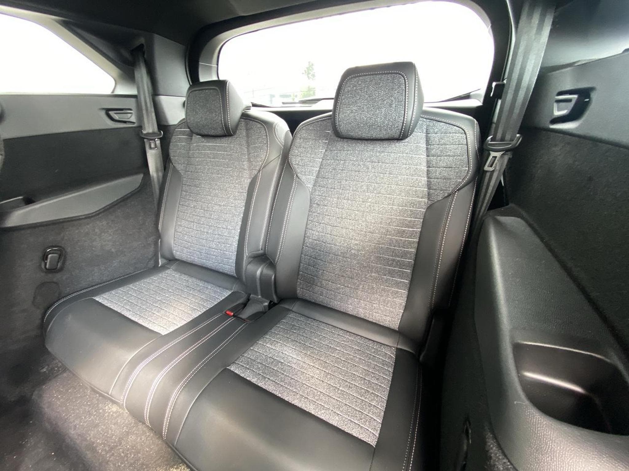 Peugeot 5008 HYBRID 145 ALLURE E-DCS6 (2025) - Photo 14