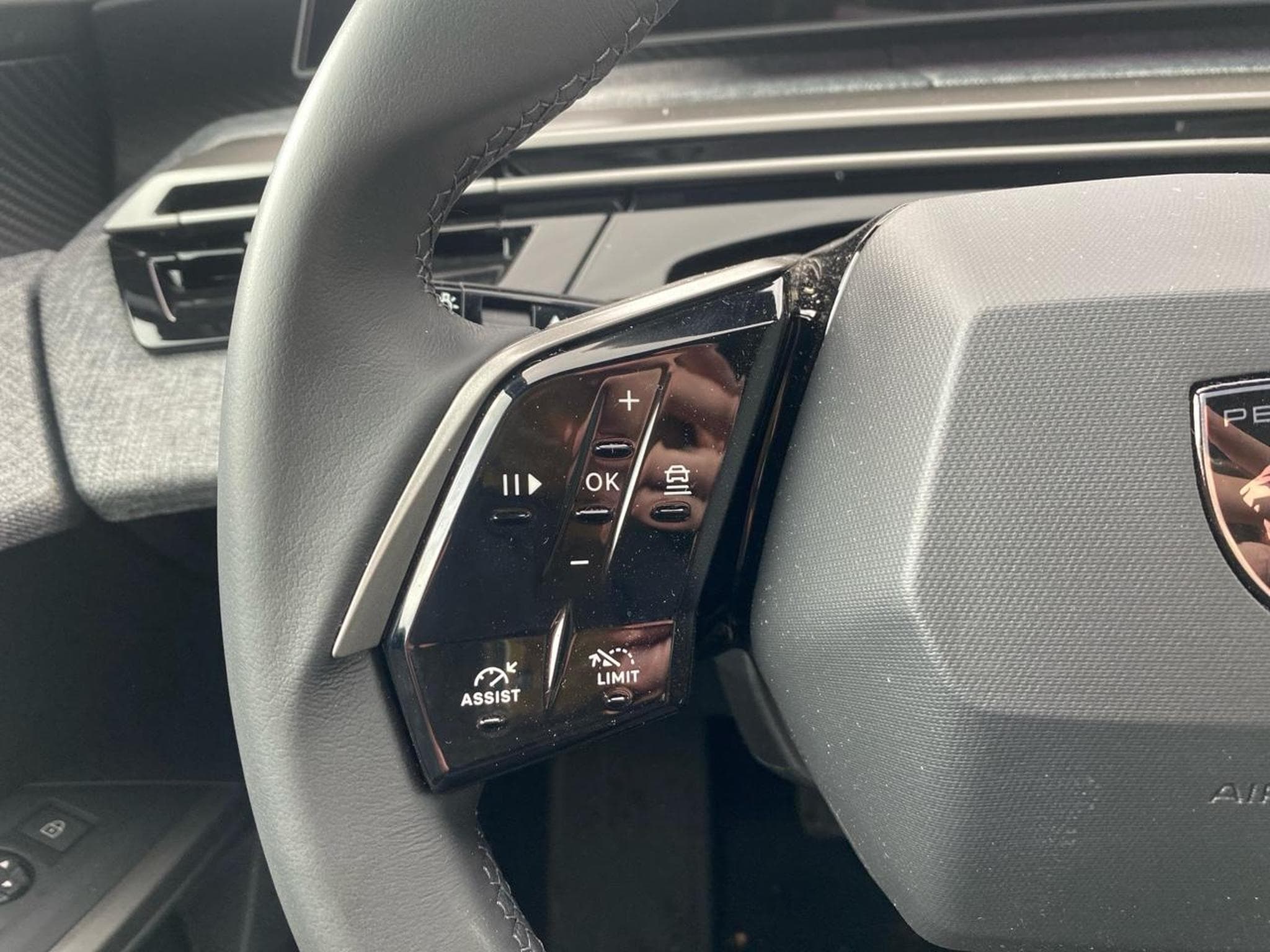 Peugeot 5008 HYBRID 145 ALLURE E-DCS6 (2025) - Photo 19
