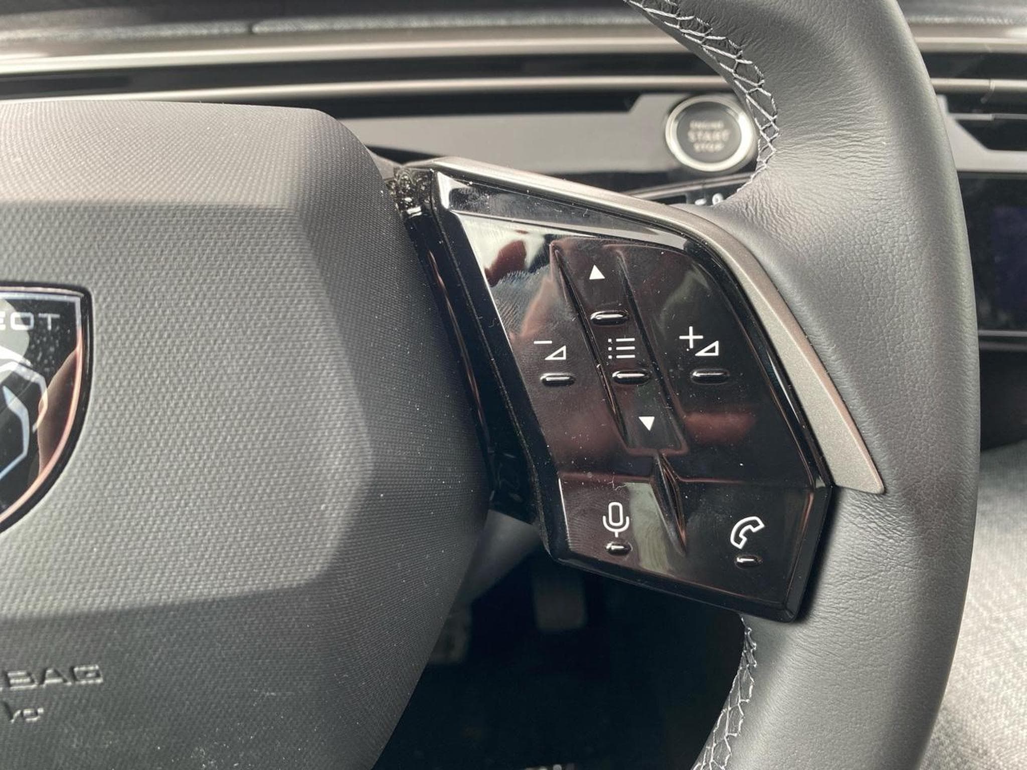Peugeot 5008 HYBRID 145 ALLURE E-DCS6 (2025) - Photo 20