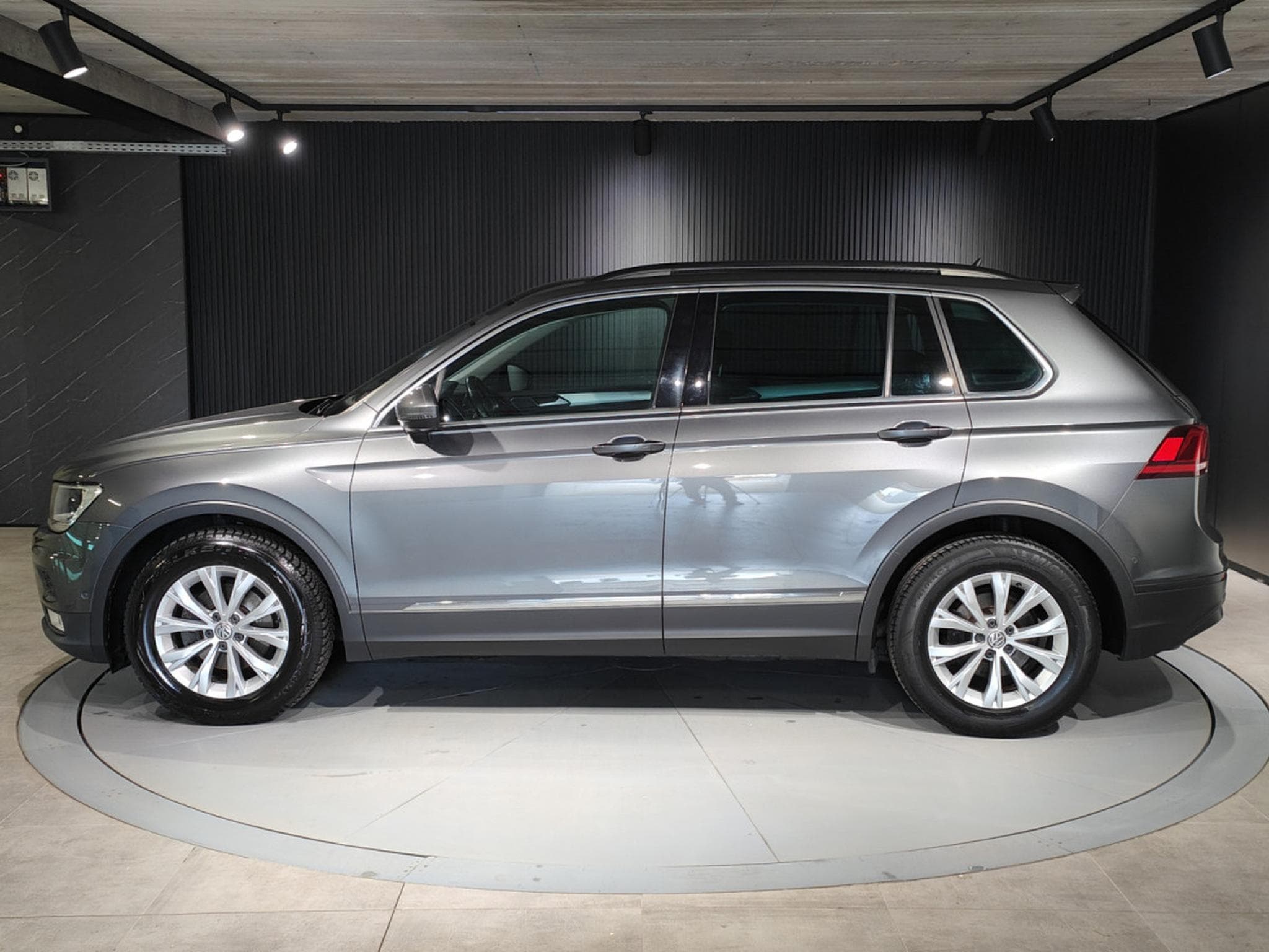 VW Tiguan 1.4 TSI CARPLAY TOIT OUVRANT CUIR GPS BLUETOOTH CAMERA (2017) - Photo 5