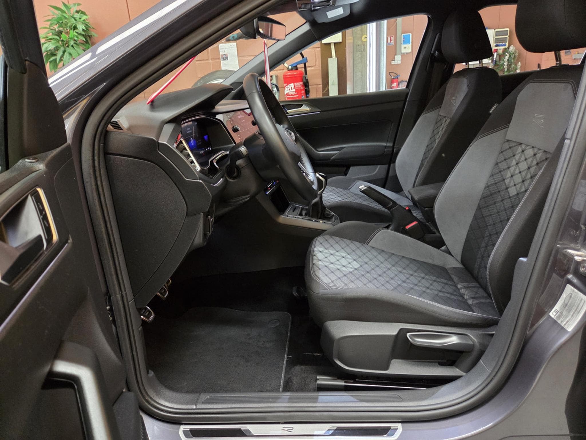 VW Polo TSI R-LINE 95CV (2023) - Photo 11