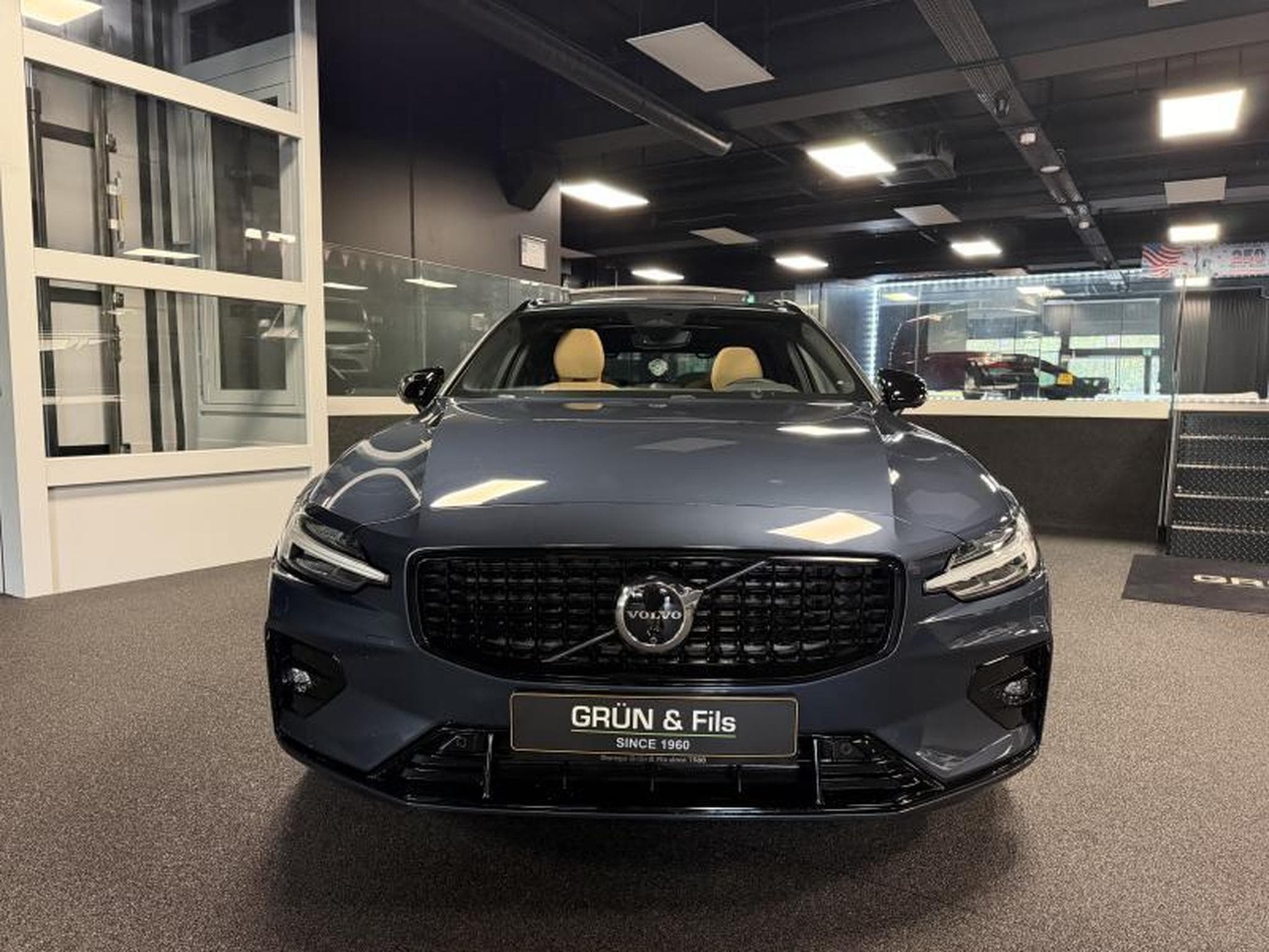 Volvo V60 ULTIMATE  B4 B&W *TO (2024) - Foto 2