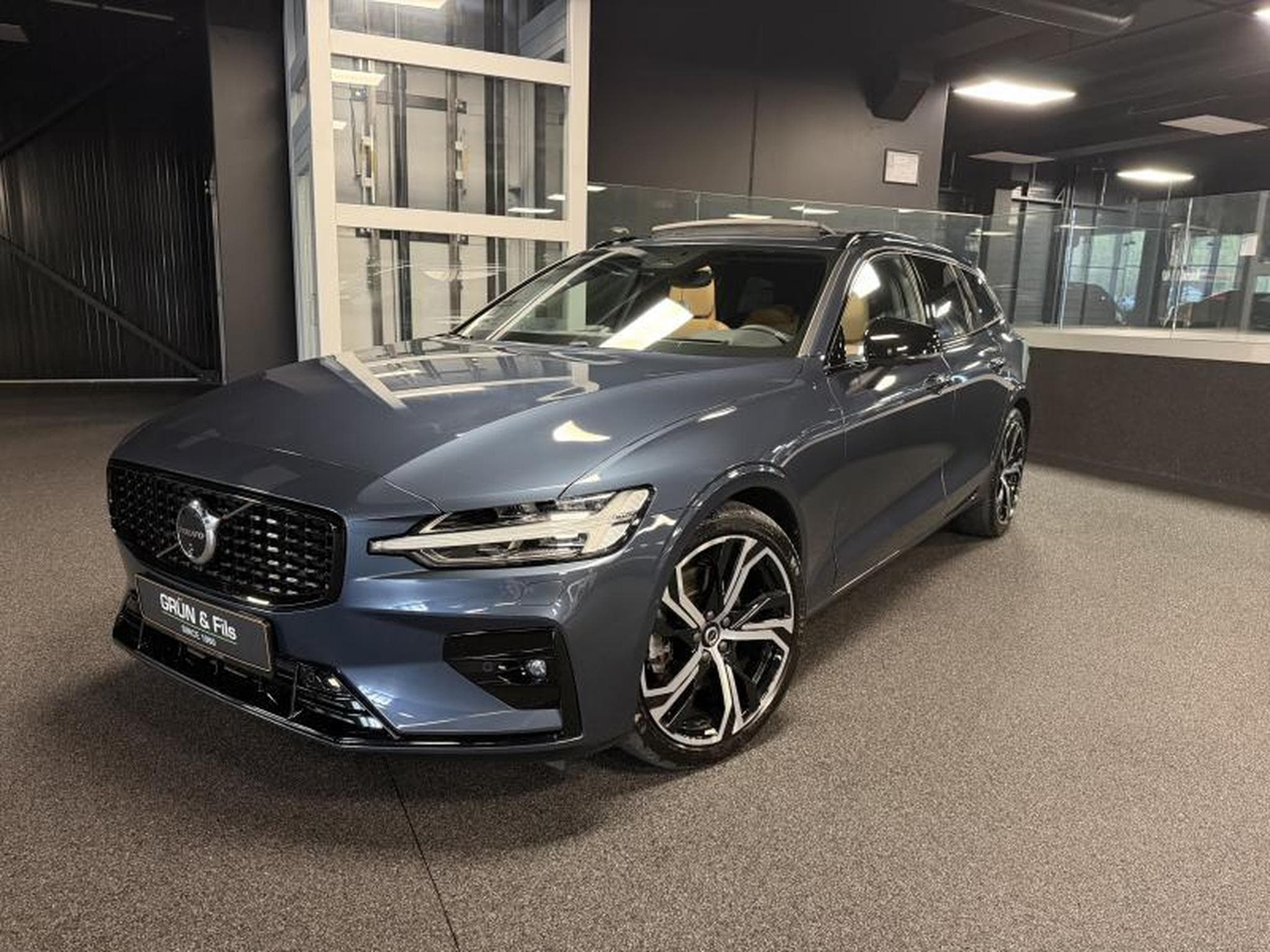 Volvo V60 ULTIMATE  B4 B&W *TO (2024) - Foto 3
